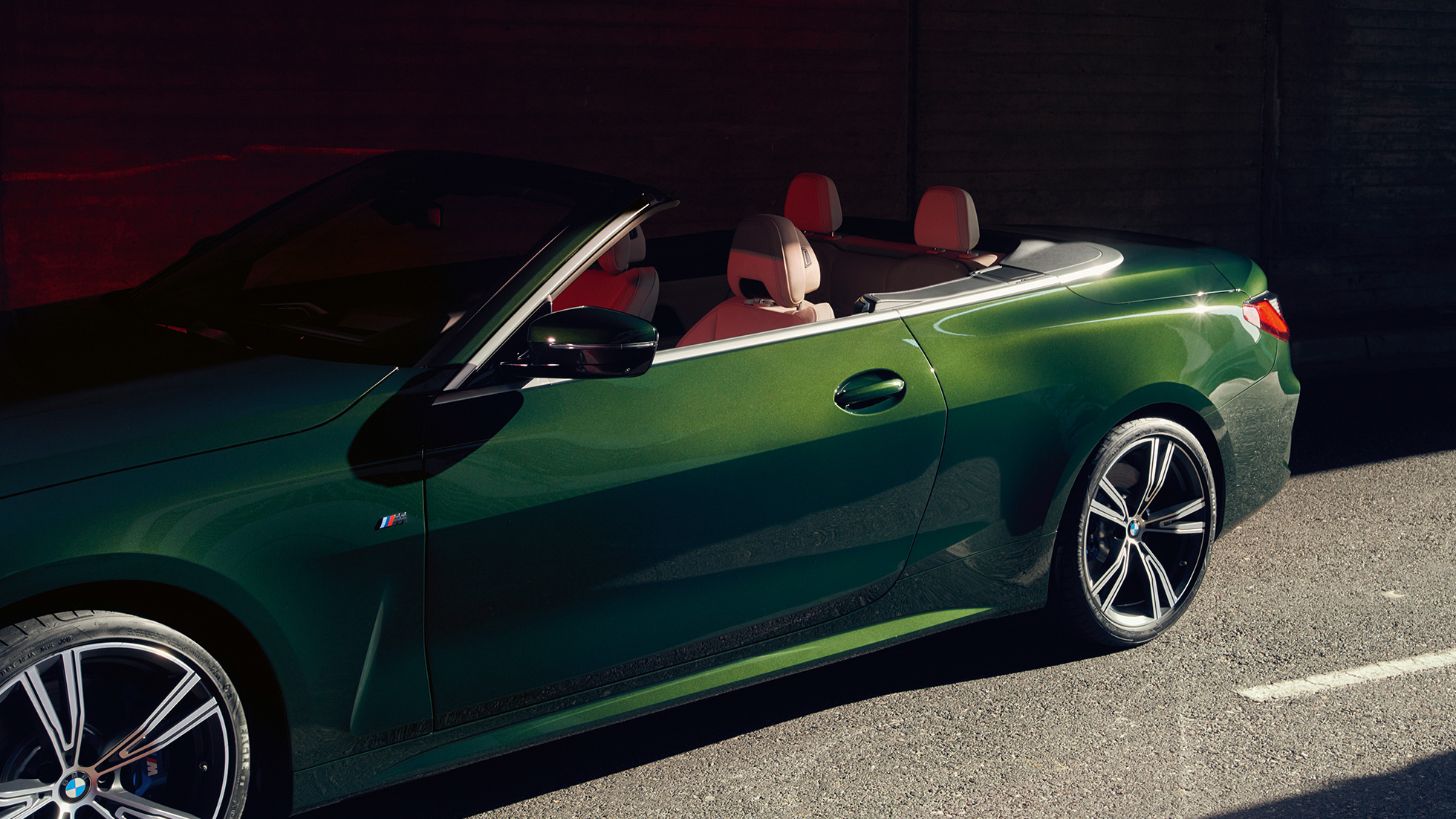 Una donna guida una BMW Serie 4 Cabrio G23 2020 Una donna guida una BMW Serie 4 Cabrio G23 2020 abitacolo
