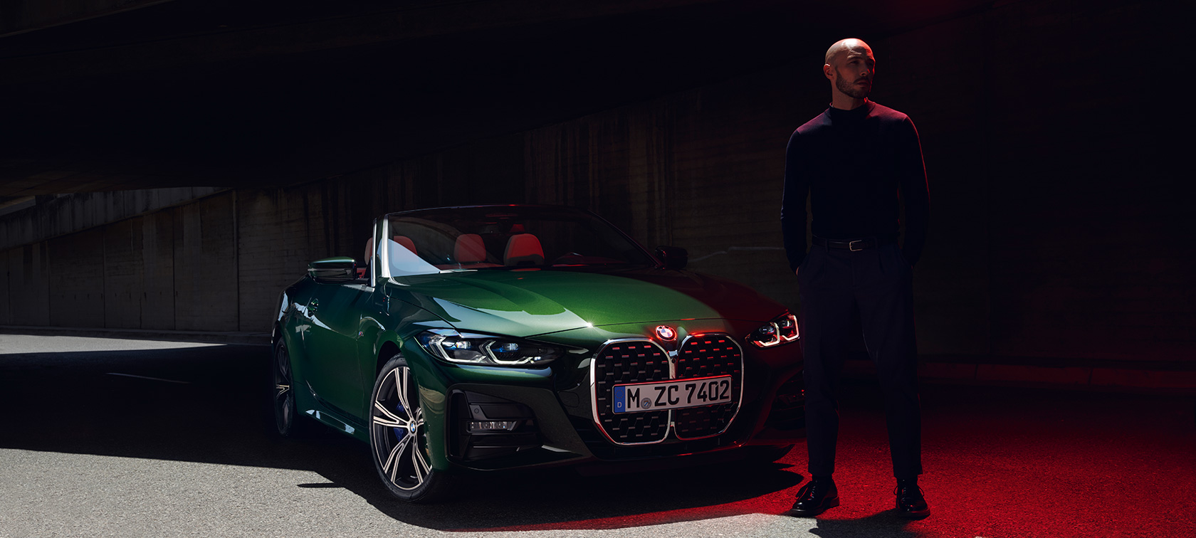 Vista anteriore della BMW Serie 4 Cabrio G23 2020 BMW Serie 4 Cabrio G23 2020 Sanremo Green metallizzato Vista anteriore con modella