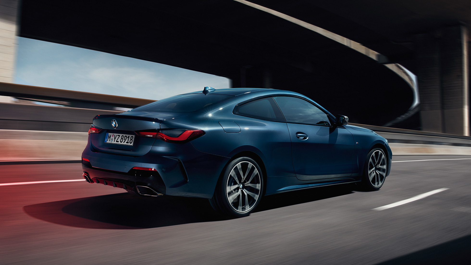 Vista laterale a tre quarti della BMW Serie 4 Coupé G22 2020 BMW Serie 4 Coupé G22 2020 Arctic Race Blue metallizzato, vista laterale a tre quarti in movimento
