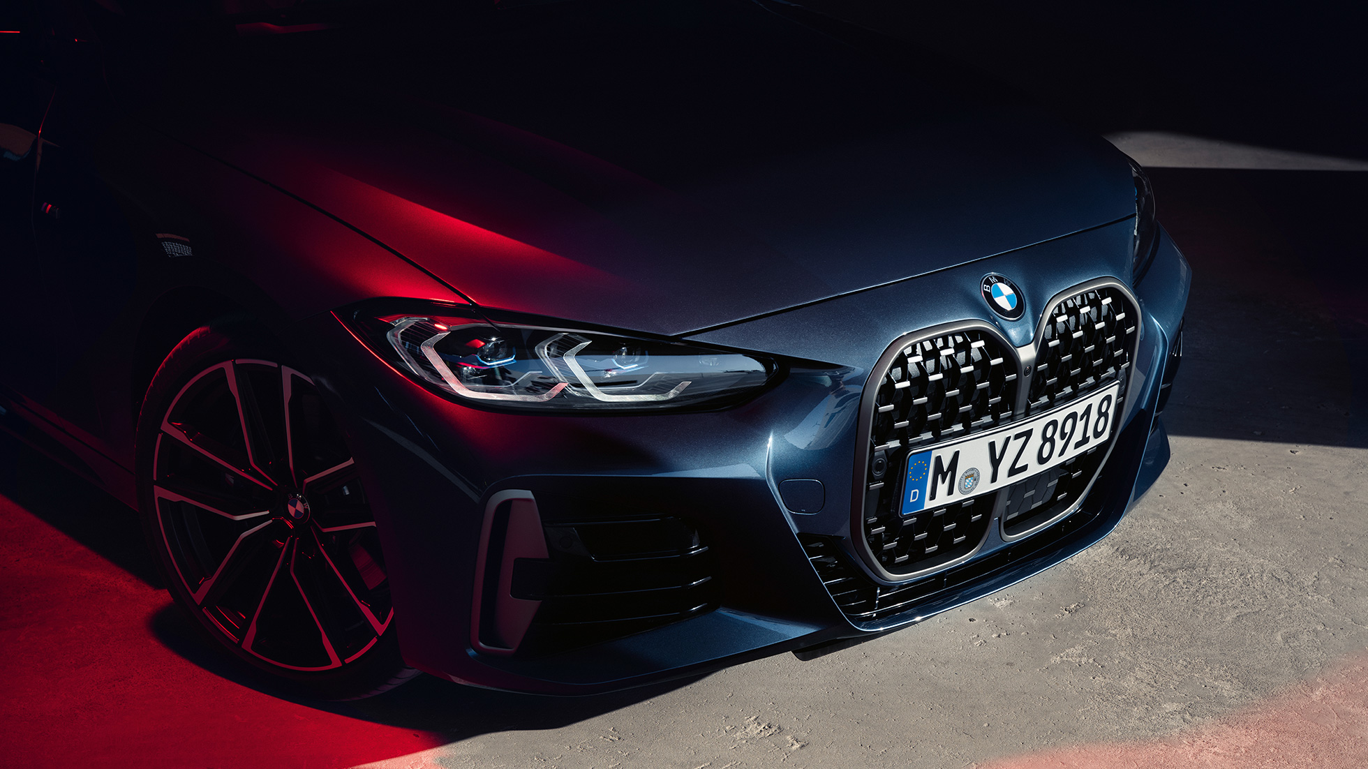 Vista anteriore a tre quarti della calandra a doppio rene BMW della BMW Serie 4 Coupé G22 2020 BMW Serie 4 Coupé G22 2020 Arctic Race Blue metallizzato vista anteriore a tre quarti, calandra a doppio rene BMW