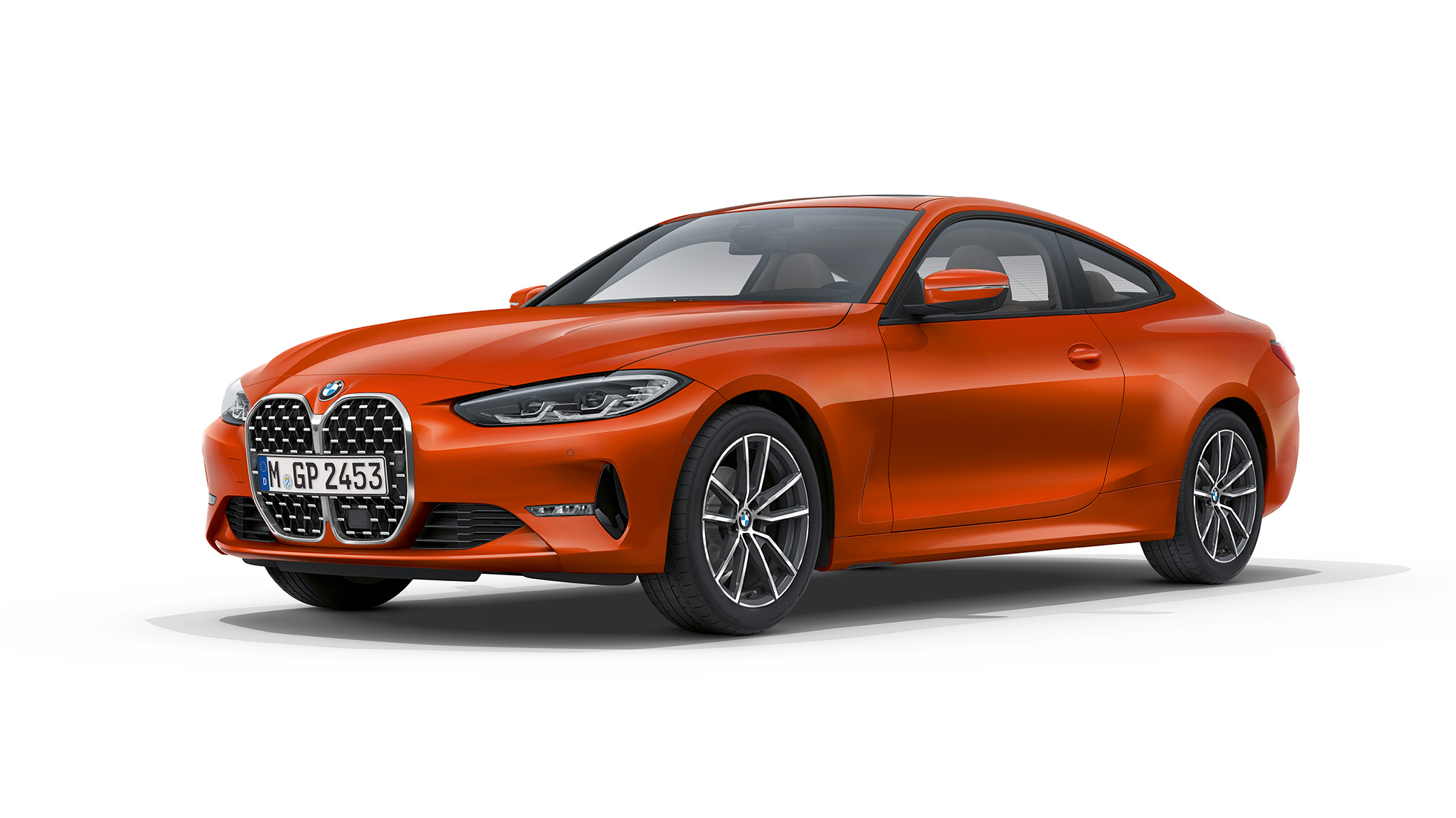 Vista anteriore a tre quarti della BMW Serie 4 Coupé allestimento base G22 2020, vista posteriore a tre quarti BMW Serie 4 Coupé G22 2020 allestimento base Sunset Orange metallizzato vista anteriore a tre quarti