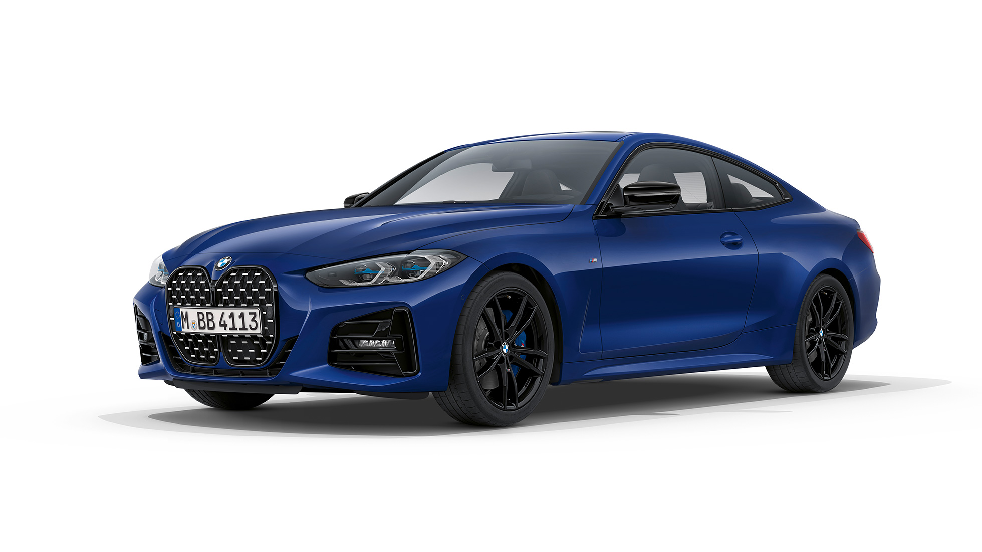BMW Serie 4 Coupé pacchetto sportivo M G22 2020 BMW Serie 4 Coupé G22 2020 pacchetto sportivo M Arctic Race Blue metallizzato vista anteriore a tre quarti