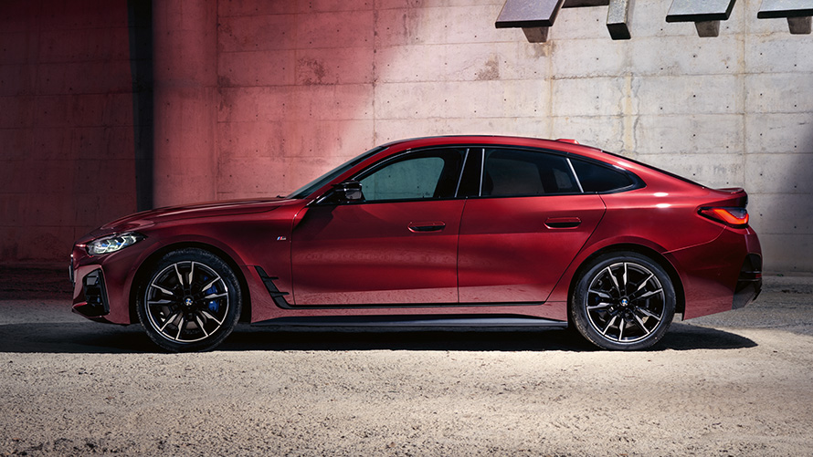 BMW Serie 4 Gran Coupé G26 BMW Individual Aventurine Red metallizzato Vista laterale BMW Serie 4 Gran Coupé G26 BMW Individual Aventurine Red metallizzato Vista laterale
