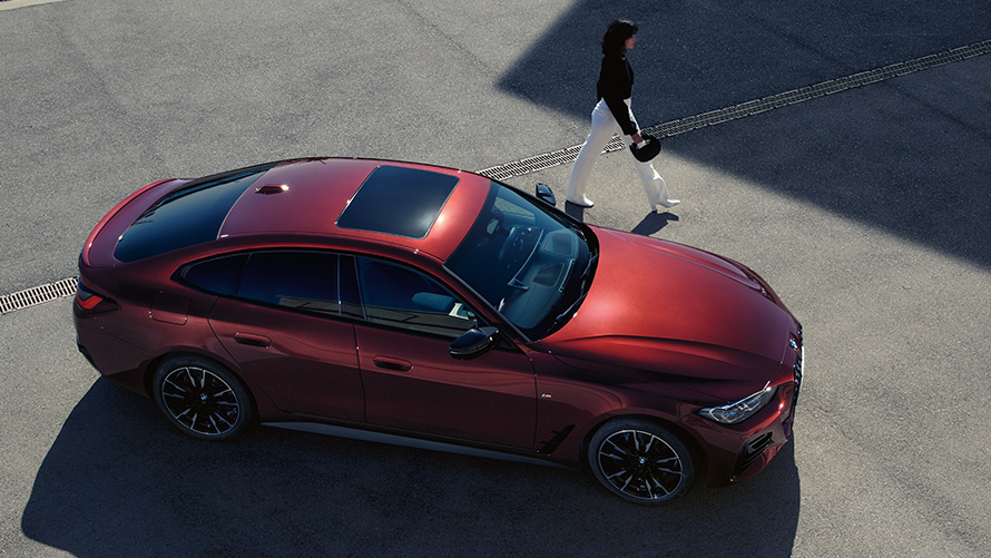 BMW Serie 4 Gran Coupé G26 BMW Individual Aventurine Red metallizzato Con prospettiva a volo di uccello BMW Serie 4 Gran Coupé G26 BMW Individual Aventurine Red metallizzato Con prospettiva a volo di uccello