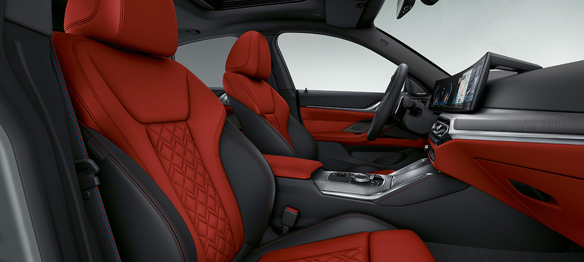 Allestimento in pelle Merino Fiona Red/Black della BMW Serie 4 Gran Coupé G26 2021 abitacolo interni Rivestimenti interni in pelle Merino estesa BMW Individual in Fiona Red/Black della BMW Serie 4 Coupé G26 2021 interni, cockpit