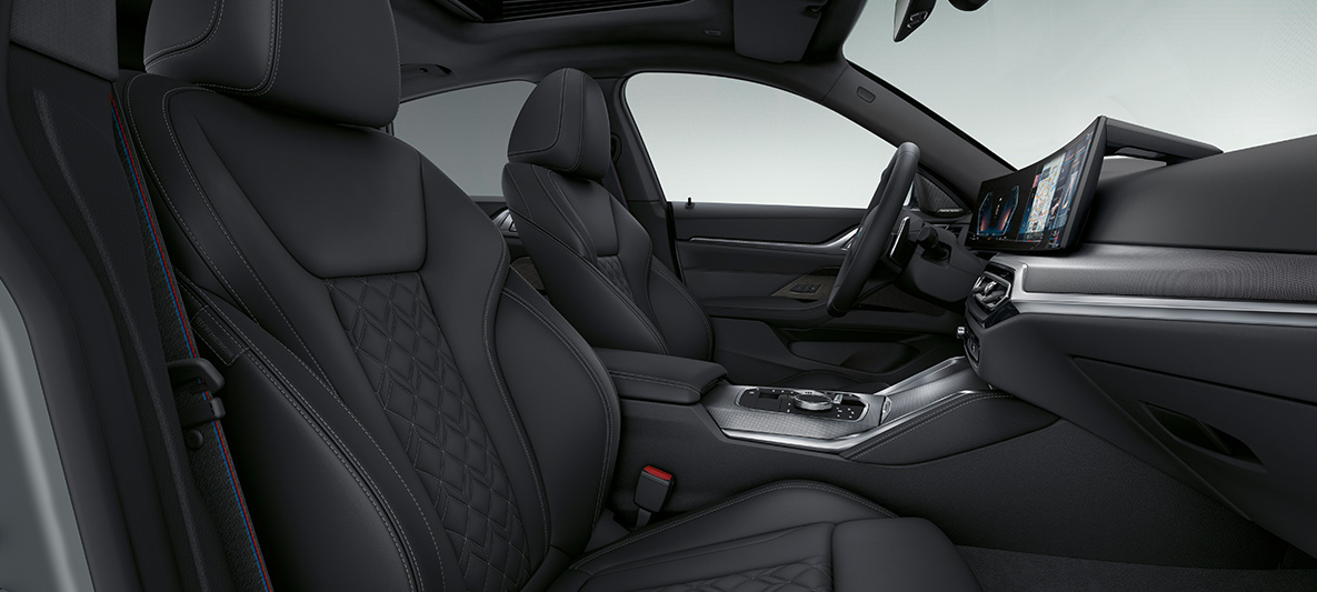 Allestimento in pelle Merino Black della BMW Serie 4 Gran Coupé G26 2021 interni Rivestimenti interni in pelle Merino estesa BMW Individual in Black della BMW Serie 4 Coupé G26 2021 interni, cockpit