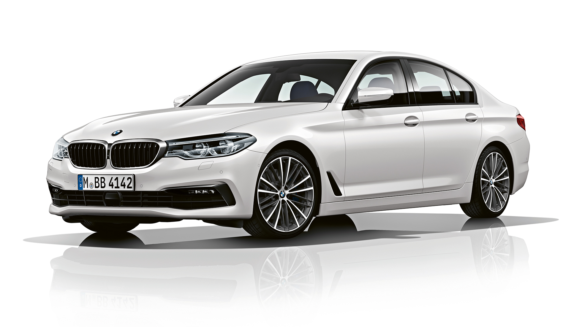 Versione Sport vista anteriore a tre quarti BMW Serie 5 Berlina Versione Sport BMW Serie 5 Berlina 540i Berlina G30 Alpine White metallizzato vista anteriore a tre quarti