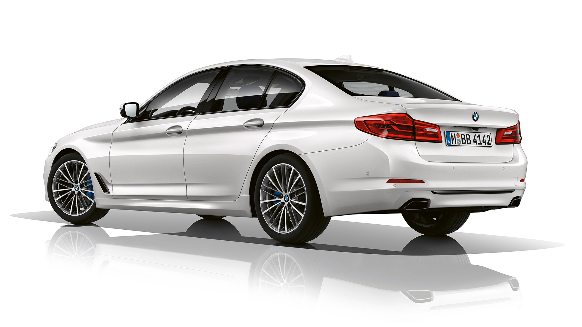 Versione Sport vista posteriore a tre quarti BMW Serie 5 Berlina Versione Sport BMW Serie 5 Berlina 540i Berlina G30 Alpine White metallizzato vista posteriore a tre quarti