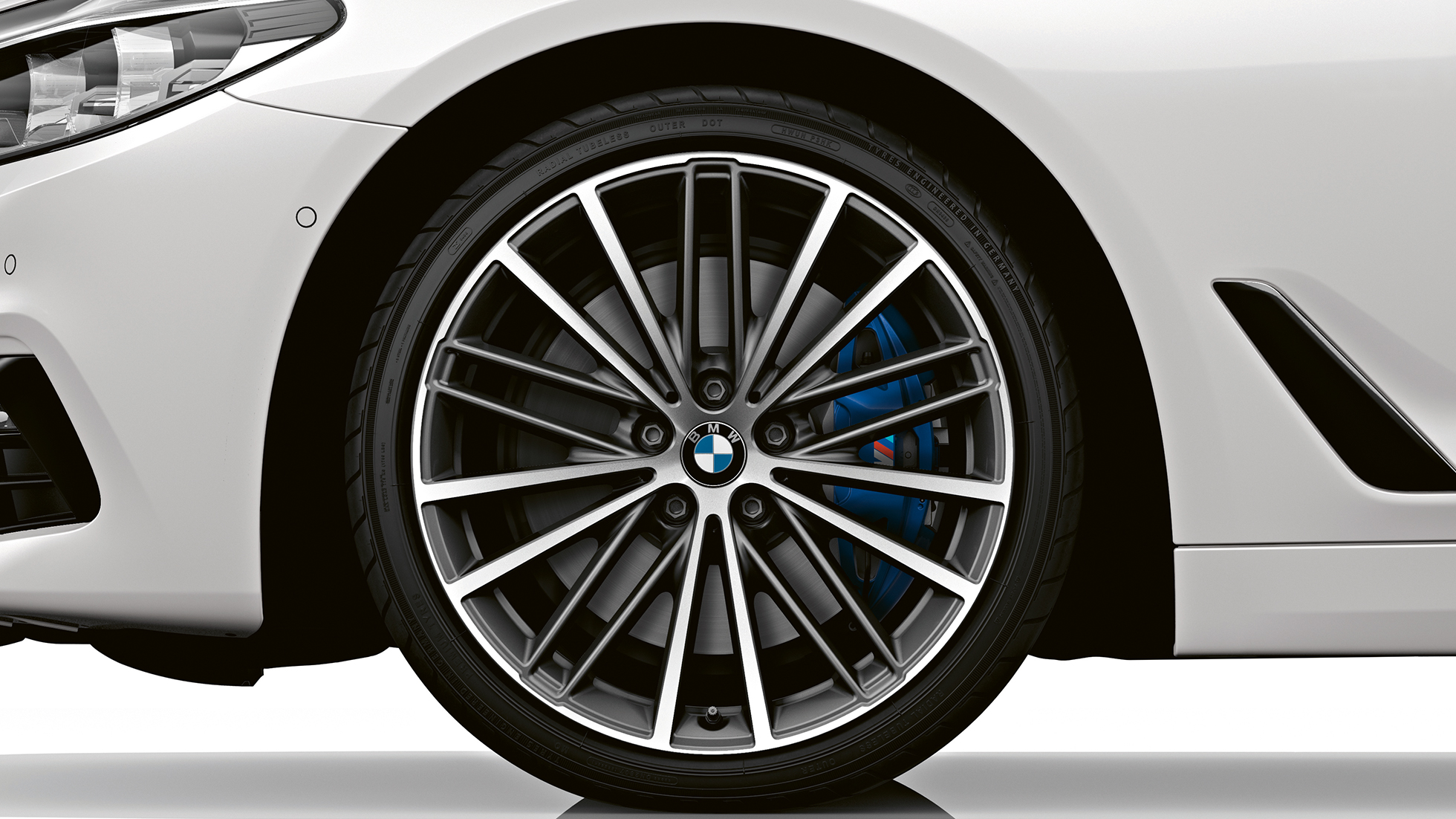 Versione Sport Ruote BMW Serie 5 Berlina Versione SportBMW Serie 5 Berlina 540i Berlina G30 Alpine White metallizzato Ruote