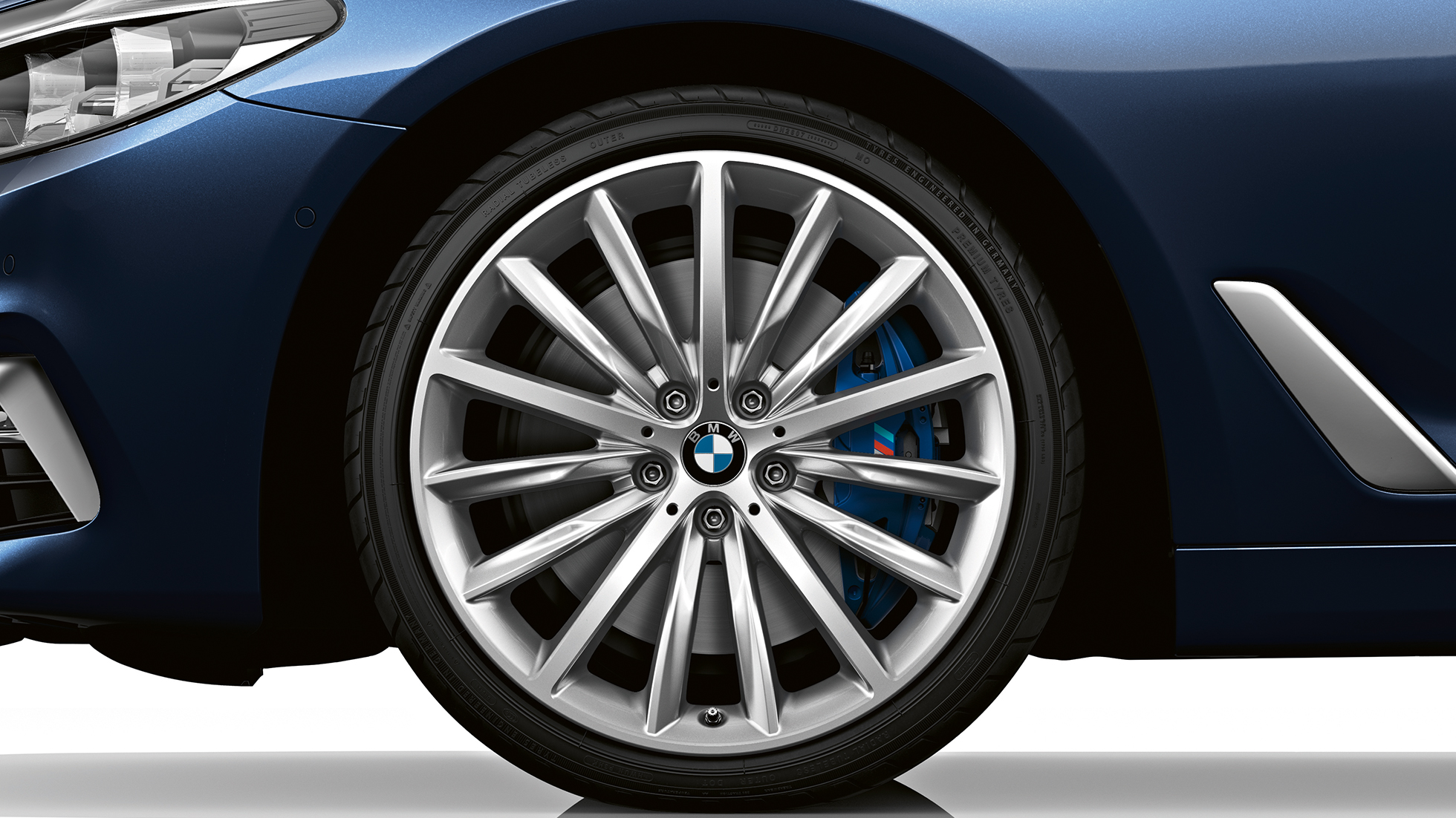 Versione Luxury Ruote BMW Serie 5 Berlina Versione Luxury BMW Serie 5 Berlina 540d Berlina G30 Imperial Blue brilliant effect metallizzato Ruote
