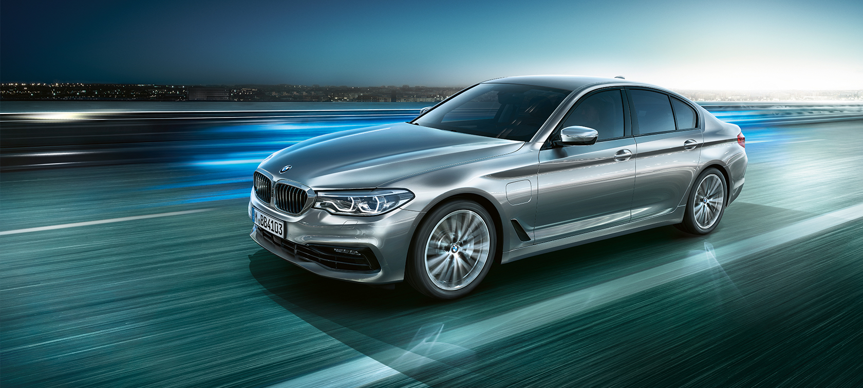 BMW 530e Berlina BMW 530e Berlina BMW Serie 5 ibrida plugin Glacier Silver metallizzato vista anteriore a tre quarti