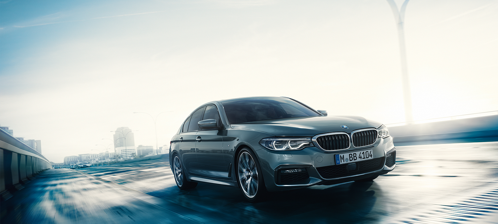 BMW Serie 5 Versioni Equipaggiamenti Versioni Equipaggiamenti della BMW Serie 5 Berlina 540i Berlina G30 Bluestone metallizzato, vista anteriore a tre quarti