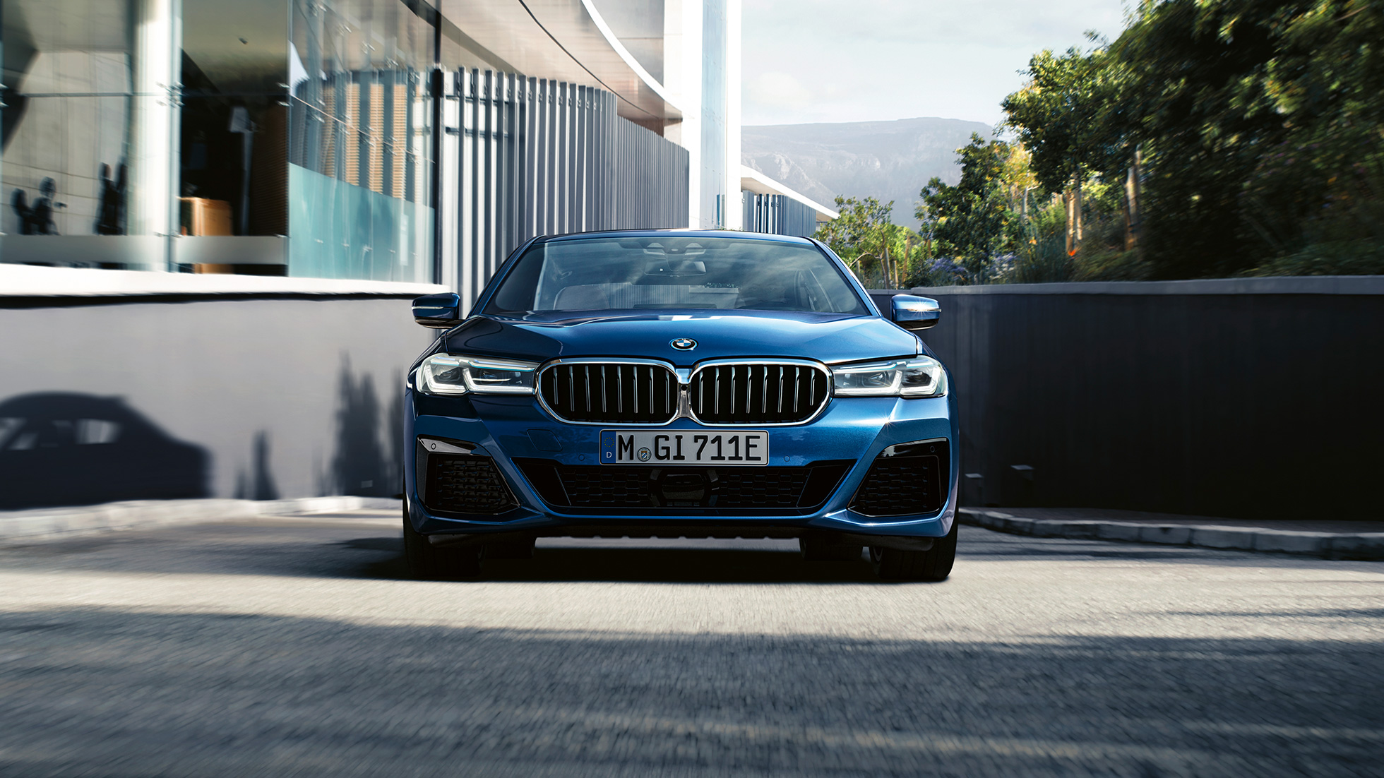 Calandra a doppio rene e grembialatura anteriore BMW Serie 5 Berlina G30 Calandra a doppio rene e grembialatura anteriore della BMW Serie 5 Berlina G30 Facelift 2020 Phytonic Blue, primo piano, frontale