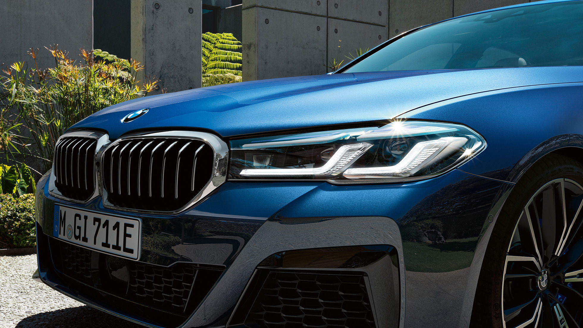 BMW Laser Light della BMW Serie 5 Berlina G30 BMW Laser Light della BMW Serie 5 Berlina G30 Facelift 2020 Phytonic Blue, ripresa da vicino, frontale