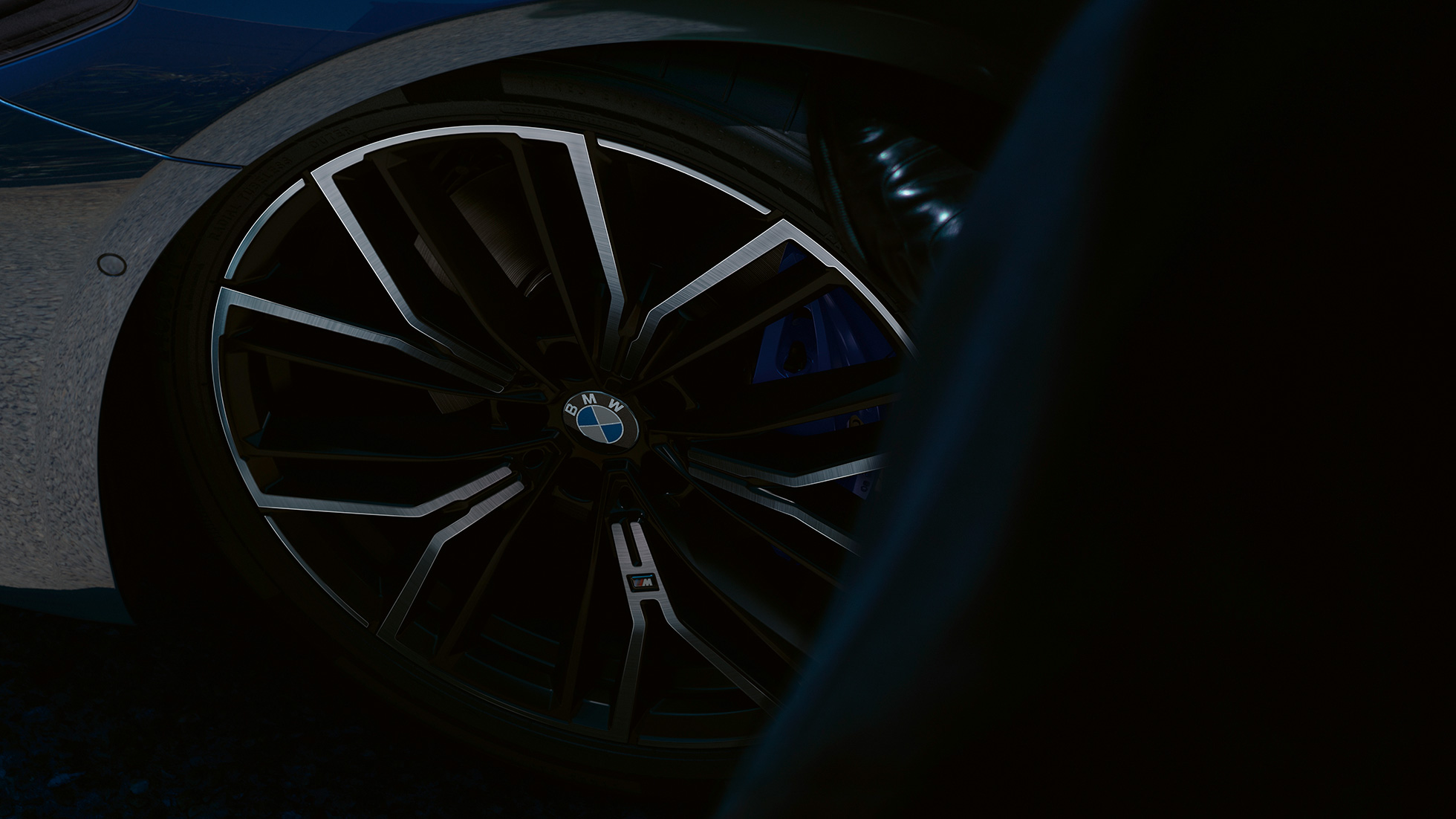 Cerchio in lega leggera M styling a Y nº 846 M della BMW Serie 5 Berlina G30 Cerchi in lega leggera M, styling a Y 846 M BMW Serie 5 Berlina G30 Facelift 2020 Phytonic Blue, primo piano