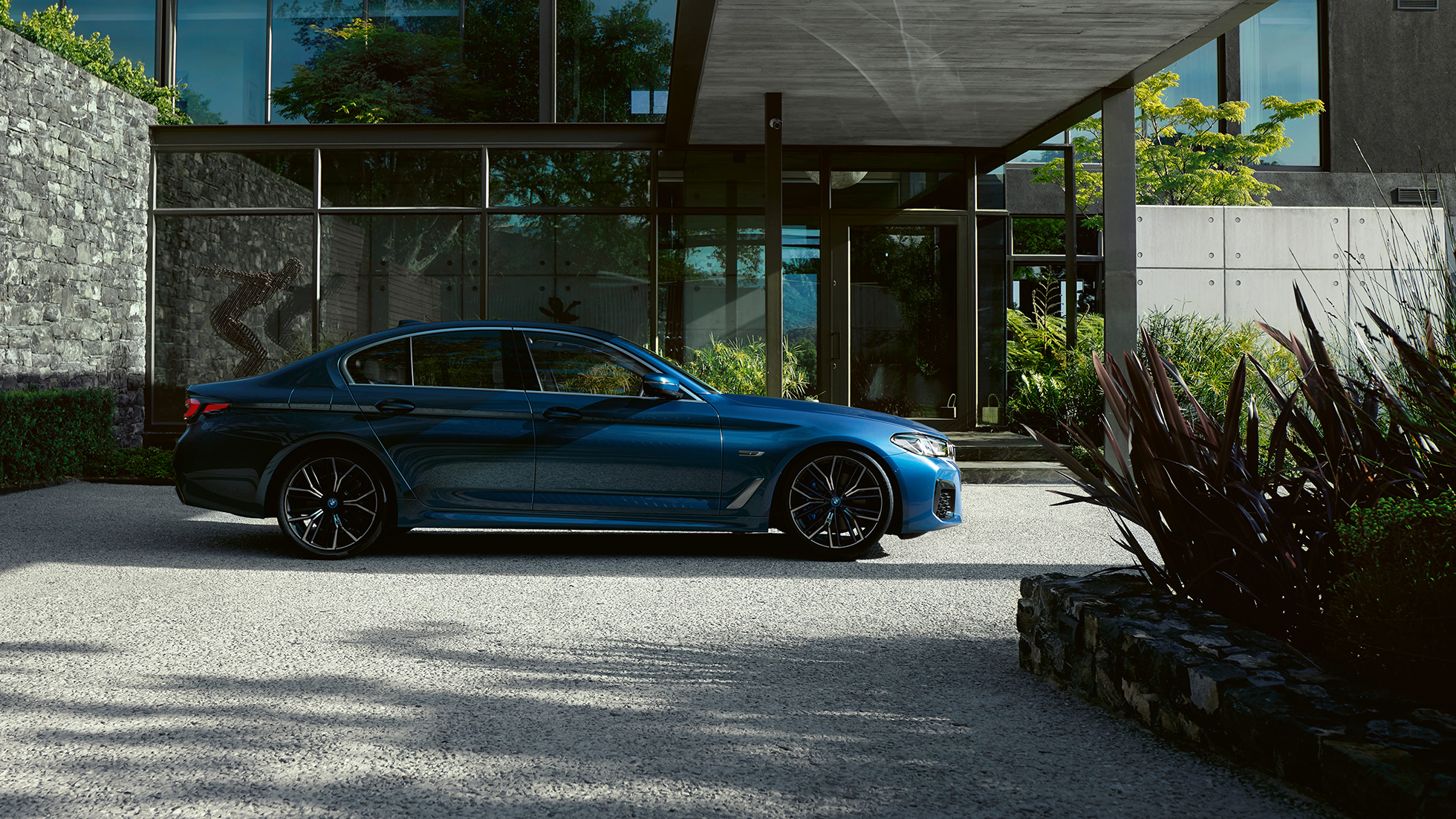 Esterni della BMW Serie 5 Berlina G30 BMW Serie 5 Berlina G30 Facelift 2020 Phytonic Blue vista laterale, parcheggiata
