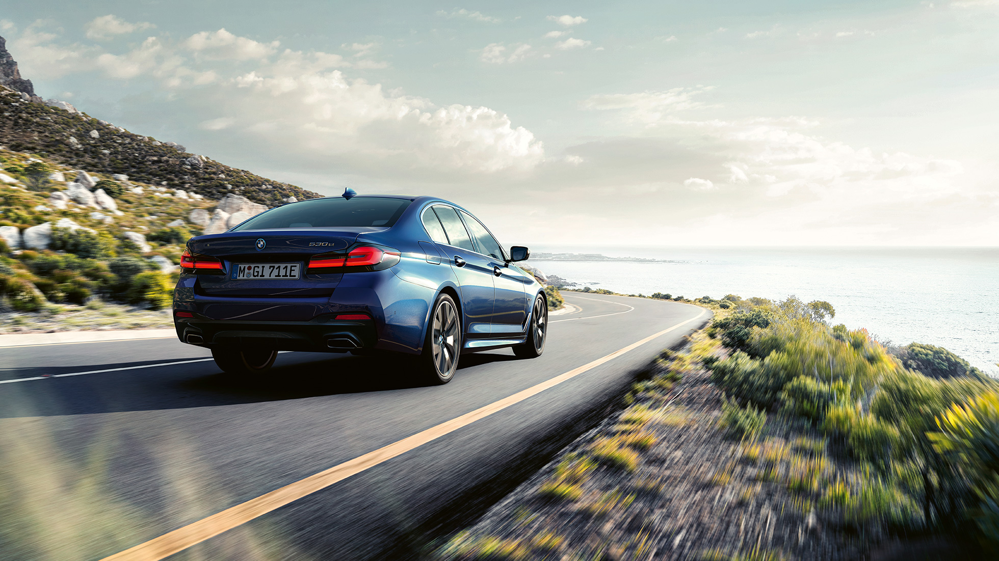 Dinamica di guida della BMW Serie 5 Berlina G30 Dinamica di guida della BMW Serie 5 Berlina G30 Phytonic Blue, vista posteriore a tre quarti, in movimento