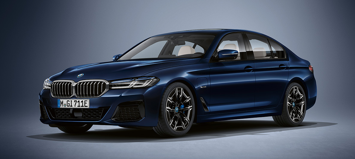 Vernice Individual della BMW Serie 5 Berlina G30 BMW Serie 5 Berlina Individual G30 Facelift 2020 vista anteriore a tre quarti, ferma