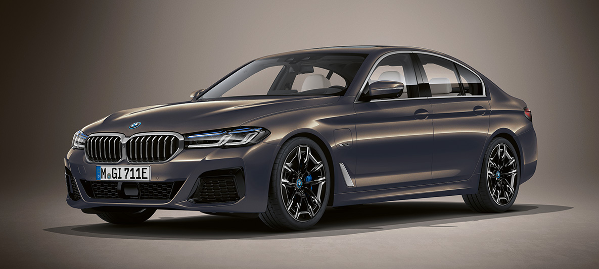 Vernice Individual della BMW Serie 5 Berlina G30 BMW Serie 5 Berlina Individual G30 Facelift 2020 vista anteriore a tre quarti, ferma