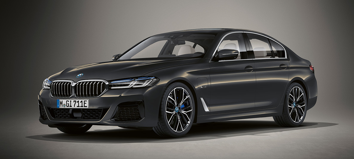 Vernice Individual della BMW Serie 5 Berlina G30 BMW Serie 5 Berlina Individual G30 Facelift 2020 vista anteriore a tre quarti, ferma