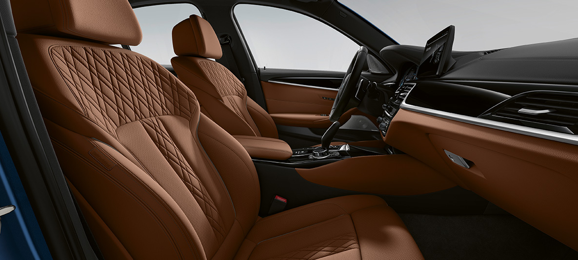Pelle full BMW Serie 5 Berlina G30 Individual, interni Pelle full della BMW Serie 5 Berlina Individual G30 Facelift 2020, interni, cockpit
