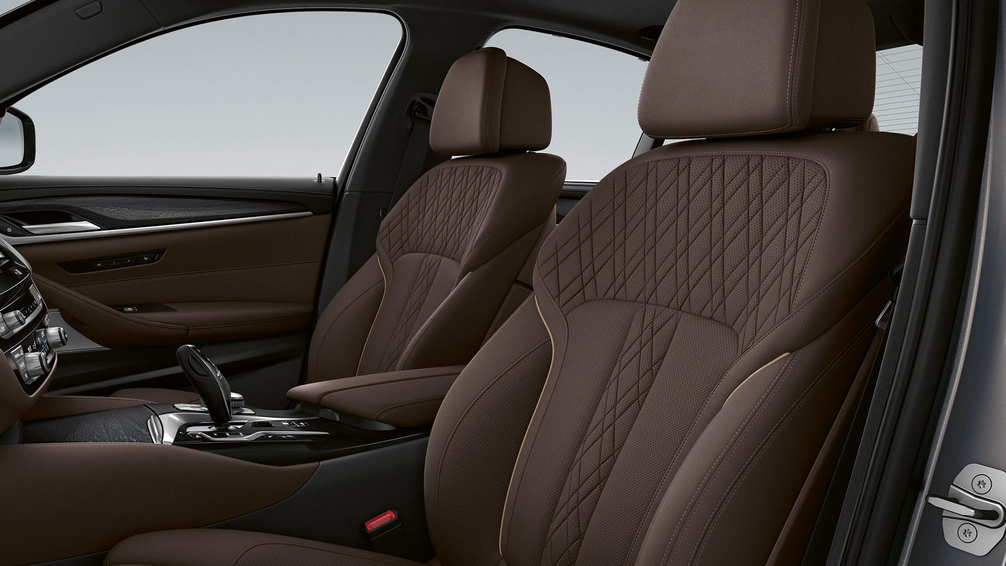 Imbottitura della BMW Serie 5 Berlina G30 versione Luxury Imbottitura in pelle Exclusive Nappa Mocha con cuciture exclusive e cadenino a contrasto della BMW Serie 5 Berlina 520d xDrive G30 2020 versione Luxury, abitacolo