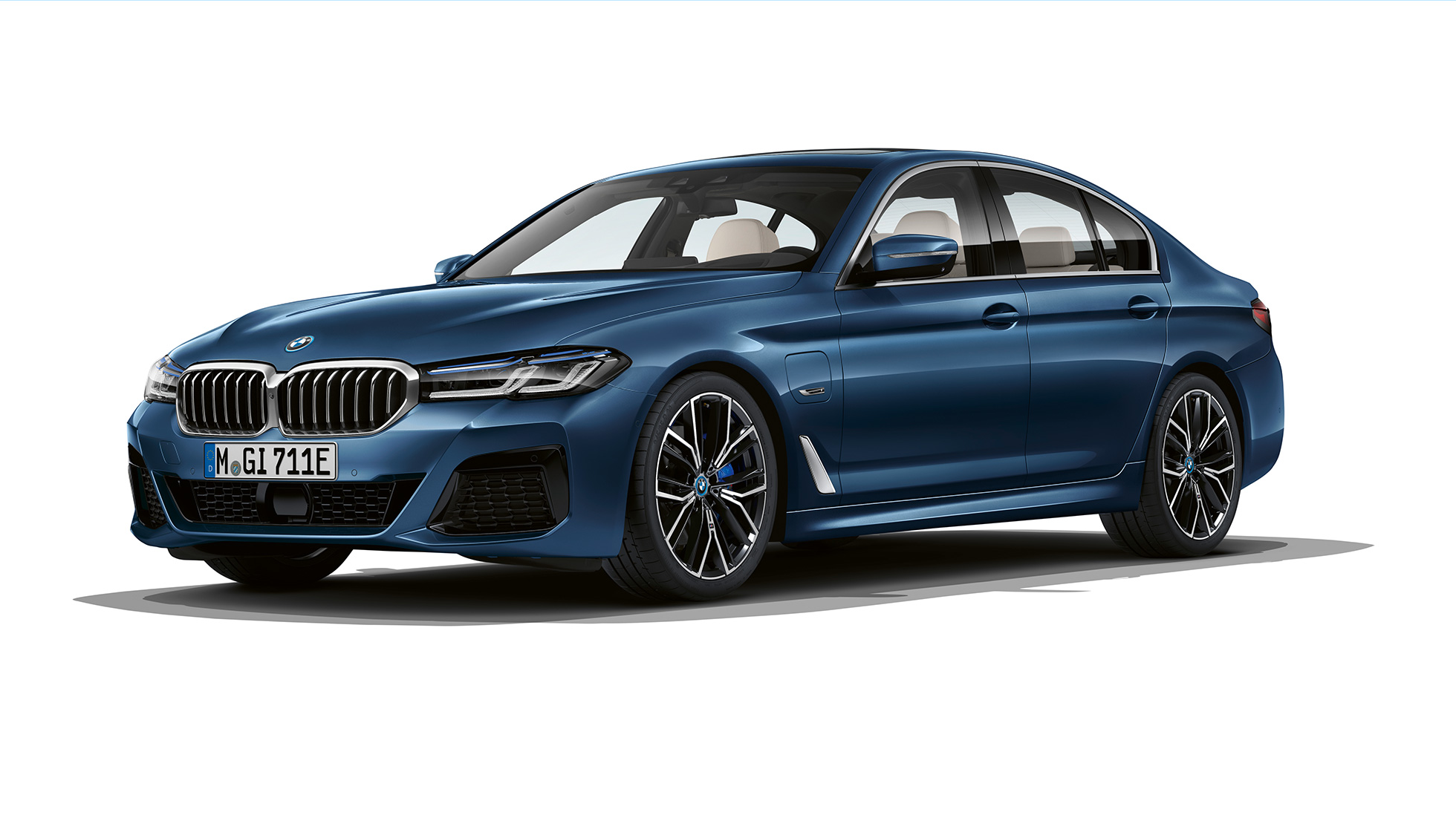 BMW Serie 5 Berlina G30 ibrida Plug-in pacchetto sportivo M, frontale BMW Serie 5 Berlina 520d xDrive G30 2020 M pacchetto sportivo M in Alpine White, vista anteriore a tre quarti