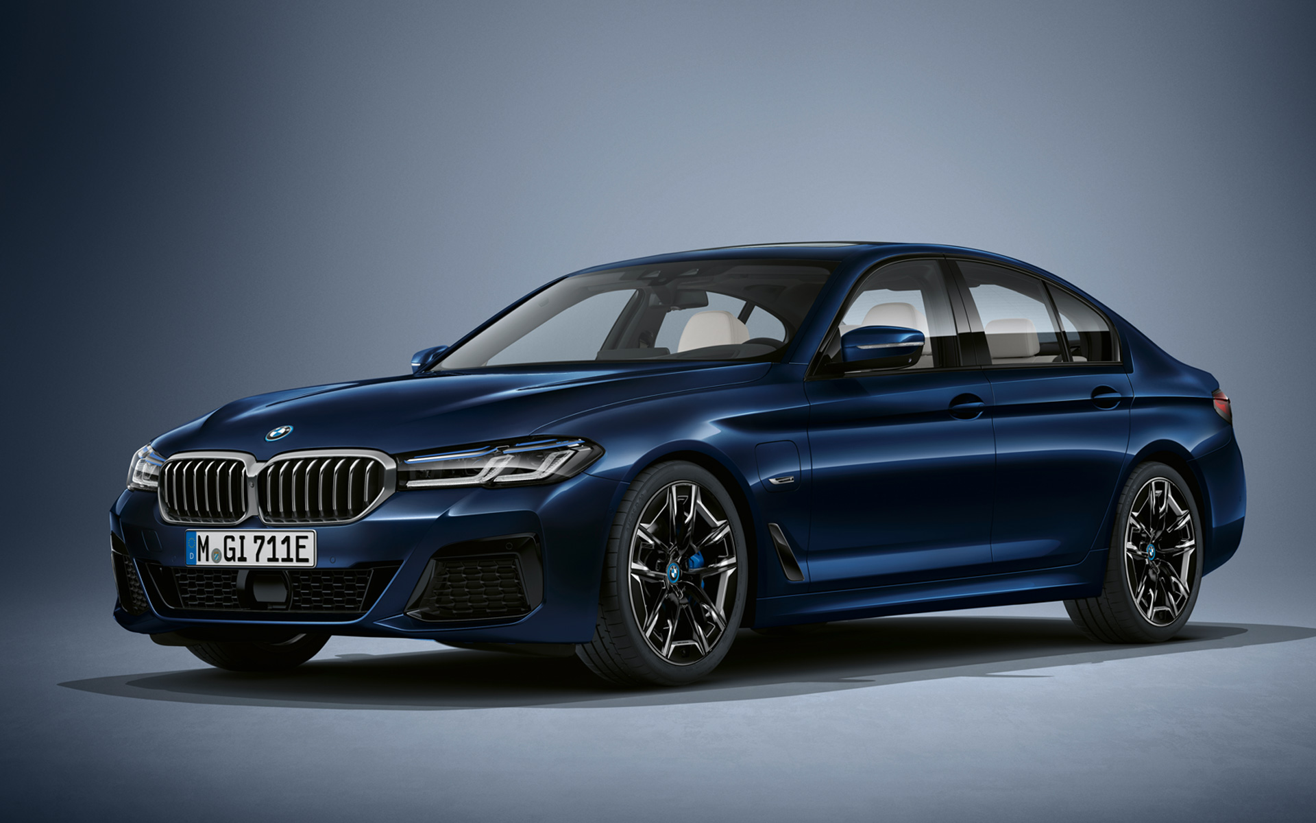 BMW Serie 5 Berlina G30 LCI in Tansanit Blue BMW Individual metallizzato BMW Serie 5 Berlina Individual G30 Facelift 2020 Vista anteriore a tre quarti ferma, in Tansanit Blue BMW Individual metallizzato