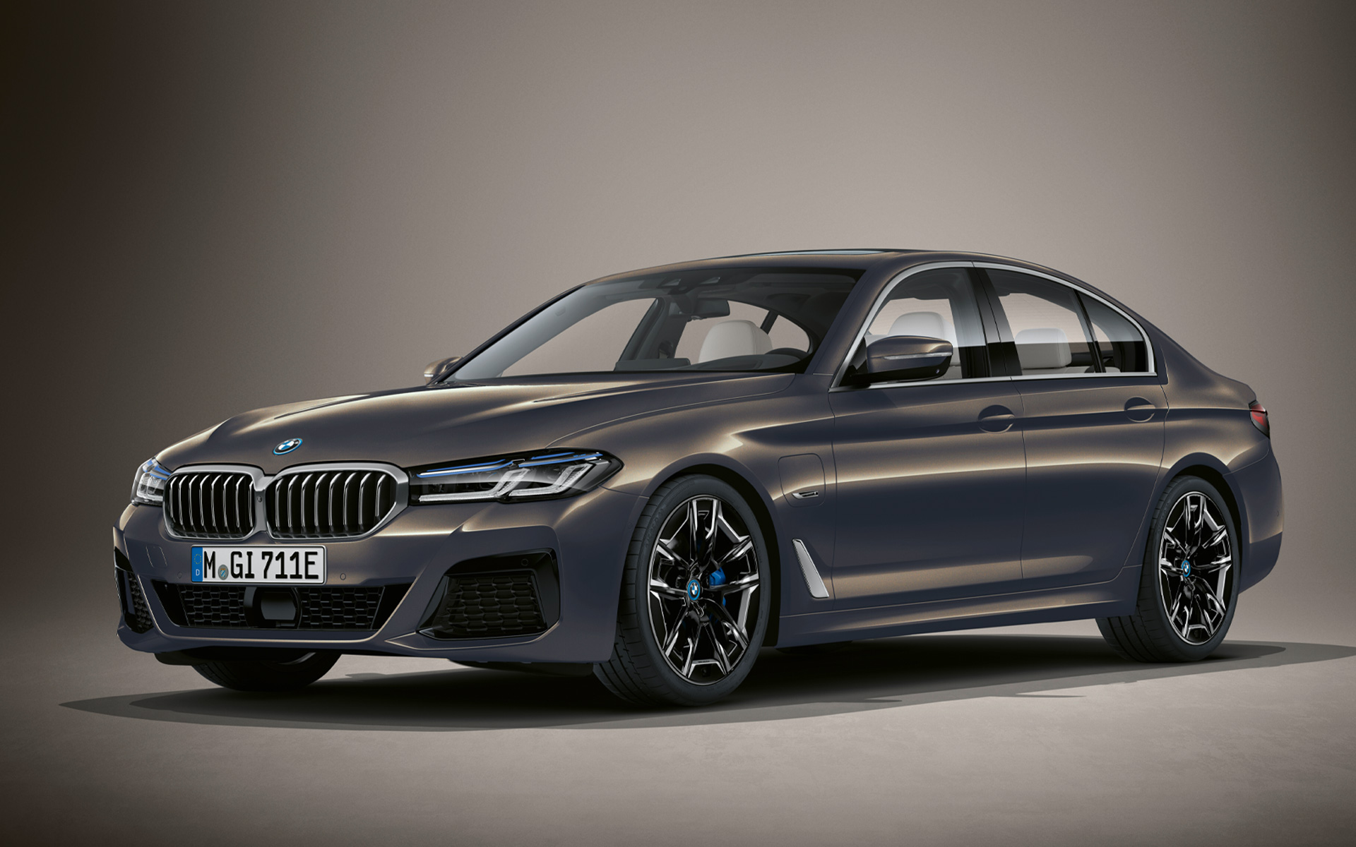 BMW Serie 5 Berlina G30 LCI in Alvit Grey BMW Individual metallizzato BMW Serie 5 Berlina Individual G30 Facelift 2020 Vista anteriore a tre quarti ferma, in Alvit Grey BMW Individual metallizzato