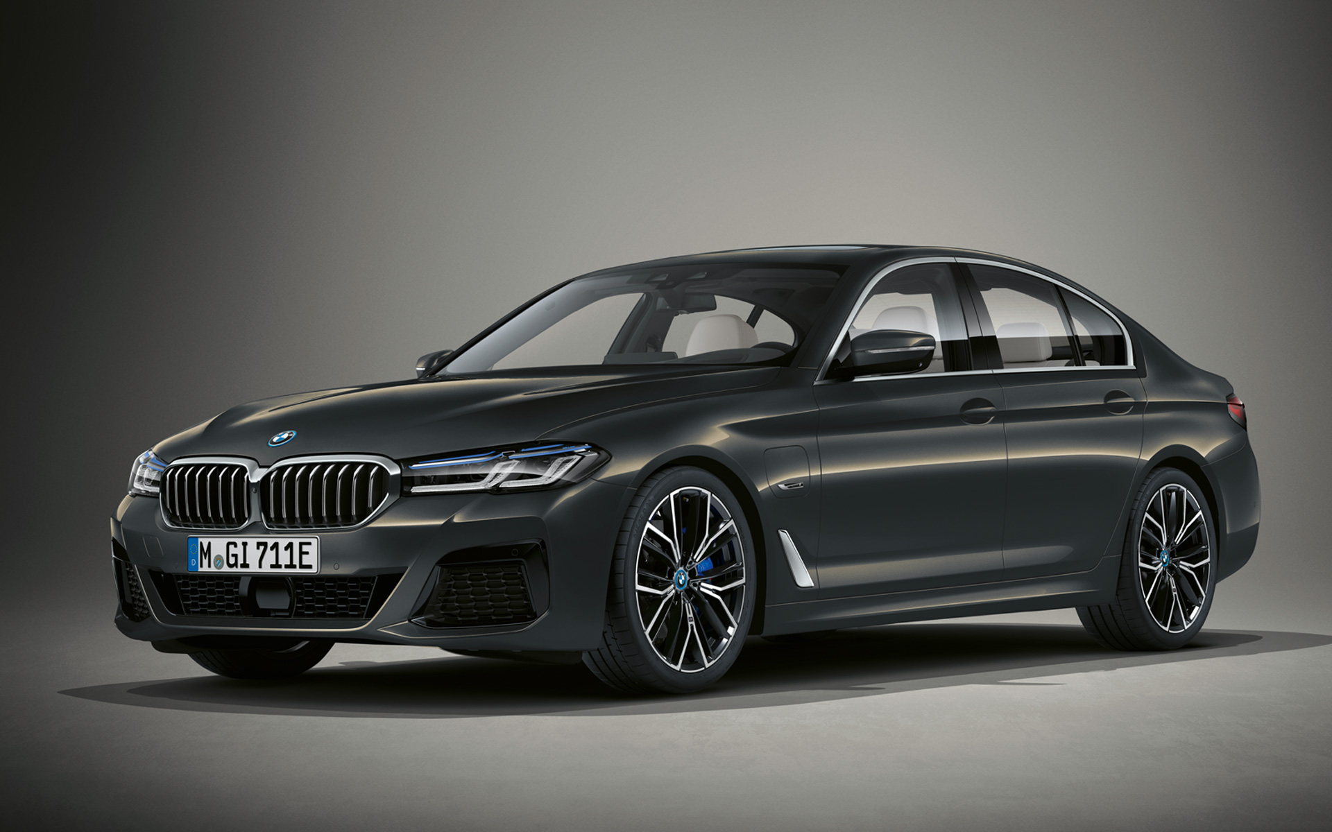BMW Serie 5 Berlina G30 LCI in Dravit Grey BMW Individual metallizzato BMW Serie 5 Berlina Individual G30 Facelift 2020 Vista anteriore a tre quarti ferma, in Dravit Grey BMW Individual metallizzato
