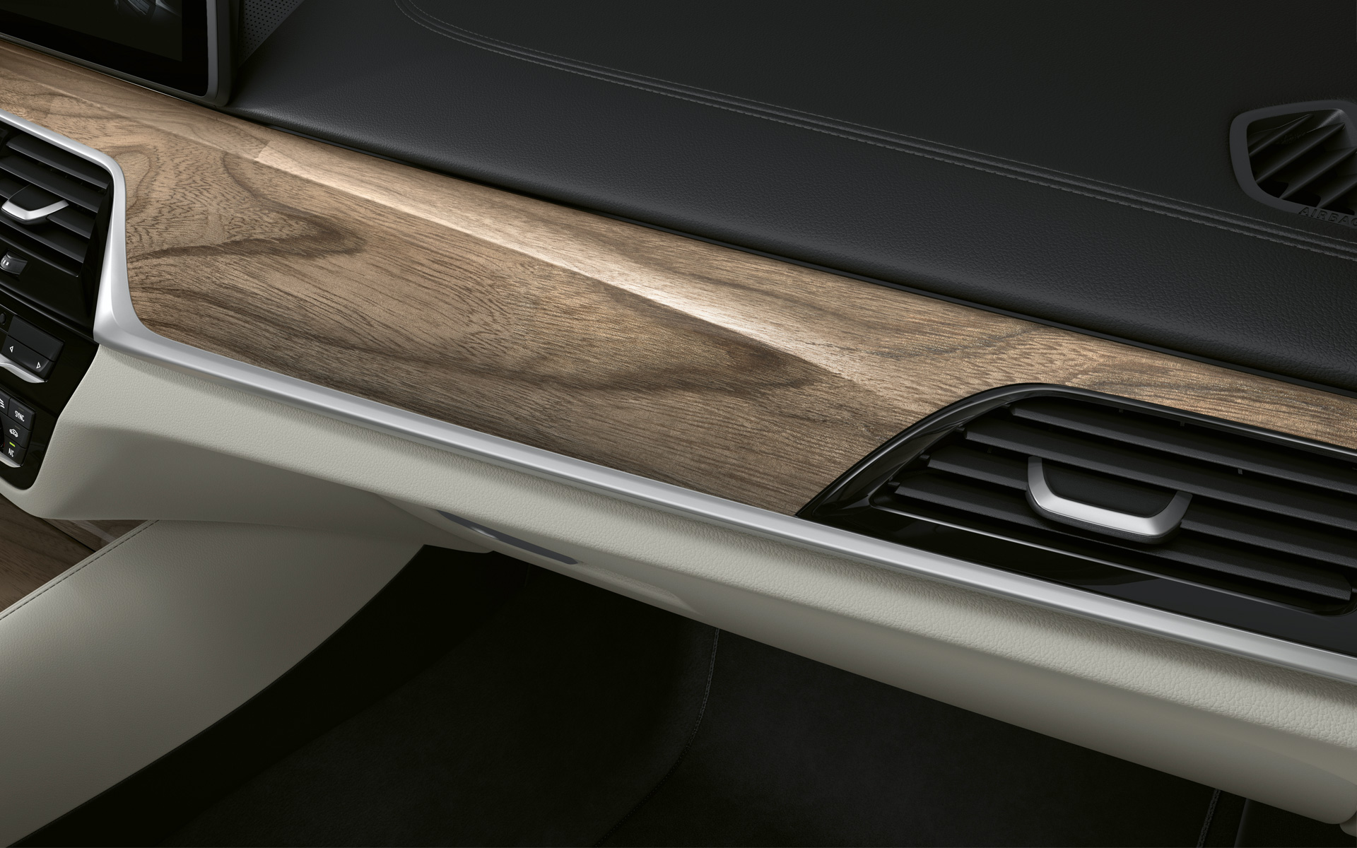 BMW Serie 5 Berlina G30 Facelift 2020 Cockpit in primo piano con modanatura interna BMW Individual legno pregiato Sen Light Brown BMW Serie 5 Berlina G30 Facelift 2020 Cockpit in primo piano con modanatura interna BMW Individual legno pregiato Sen Light Brown
