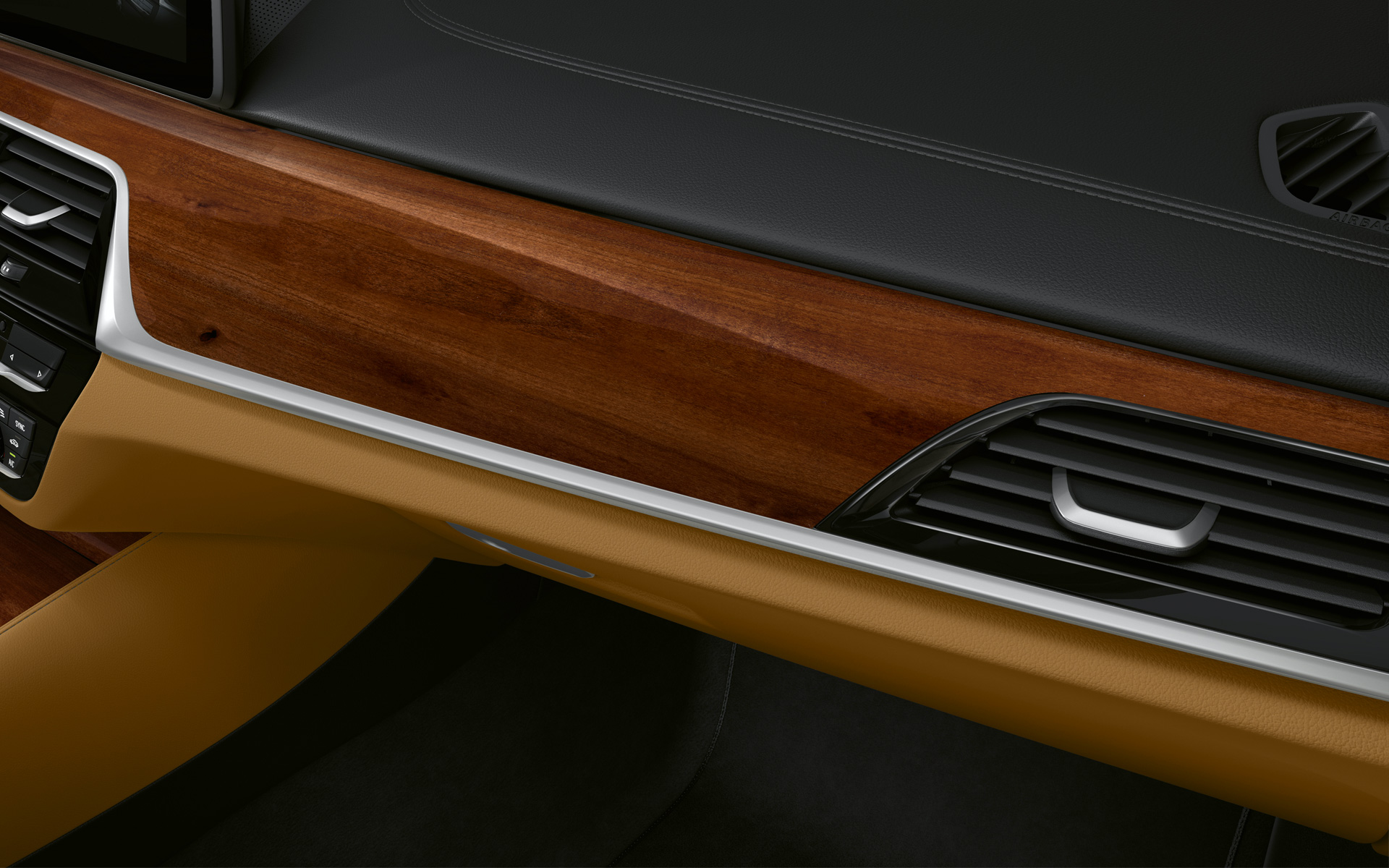 BMW Serie 5 Berlina G30 LCI Cockpit in primo piano con modanatura interna BMW Individual in legno pregiato pruno marrone lucido con profili in Pearl Gloss cromato BMW Serie 5 Berlina G30 Facelift 2020 Cockpit in primo piano con modanatura interna BMW Individual in legno pregiato pruno marrone lucido con profili in Pearl Gloss cromato