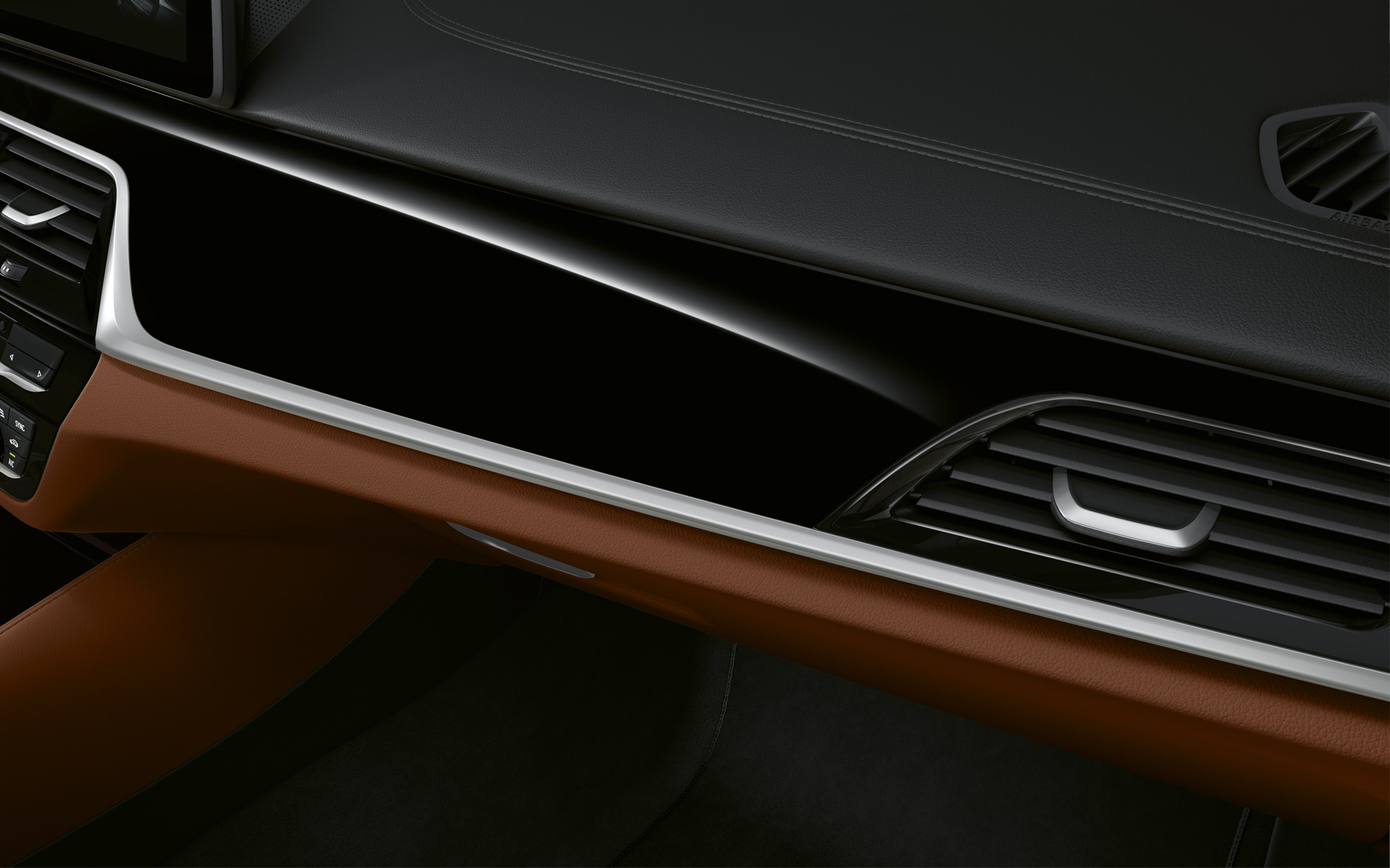 BMW Serie 5 Berlina G30 LCI Cockpit in primo piano con modanatura interna BMW Individual in Piano Black BMW Serie 5 Berlina G30 Facelift 2020 Cockpit in primo piano con modanatura interna BMW Individual in Piano Black