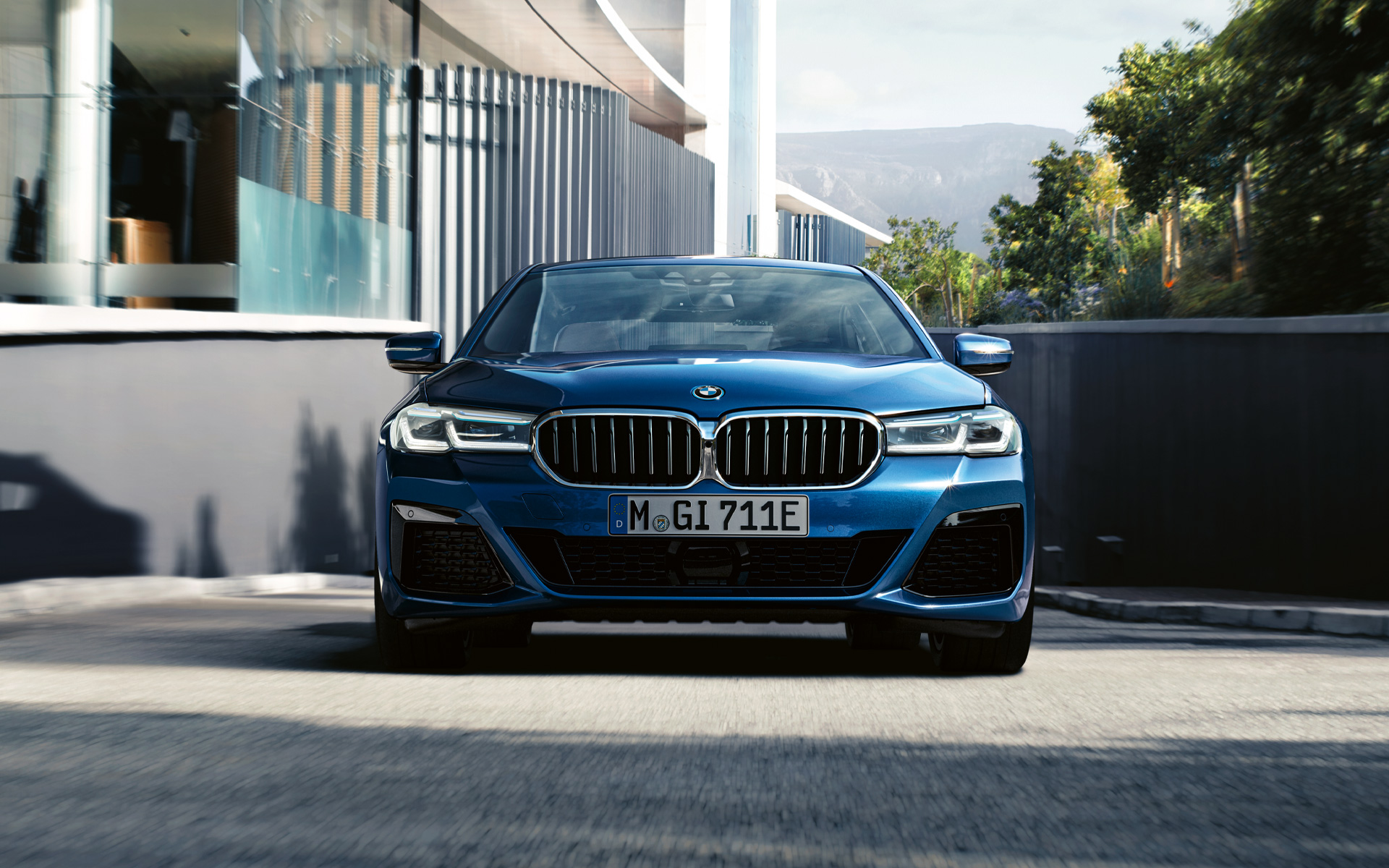 Calandra a doppio rene e grembialatura anteriore BMW Serie 5 Berlina G30 Calandra a doppio rene e grembialatura anteriore della BMW Serie 5 Berlina G30 Facelift 2020 Phytonic Blue, primo piano, frontale