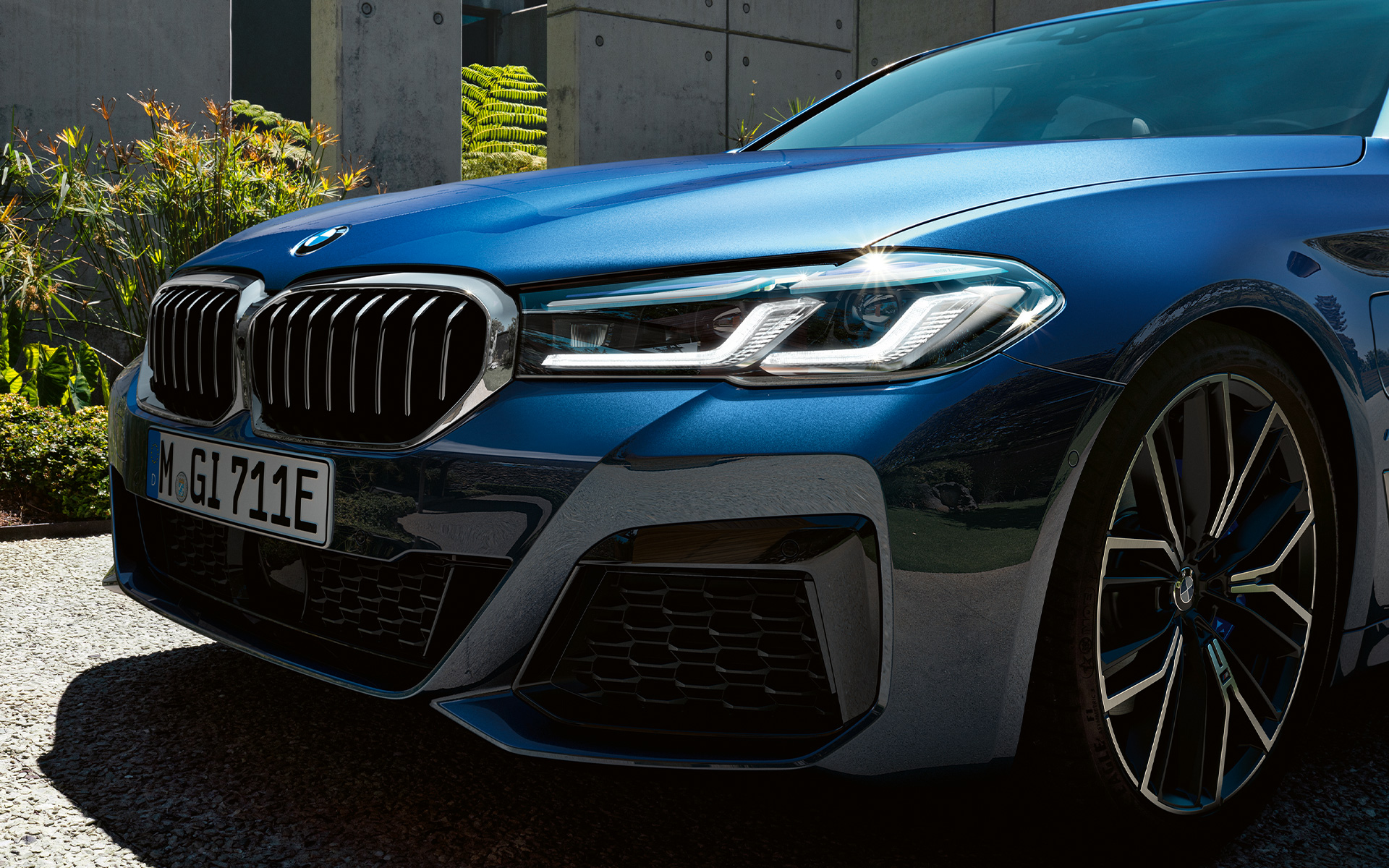 BMW Laser Light della BMW Serie 5 Berlina G30 BMW Laser Light della BMW Serie 5 Berlina G30 Facelift 2020 Phytonic Blue, ripresa da vicino, frontale