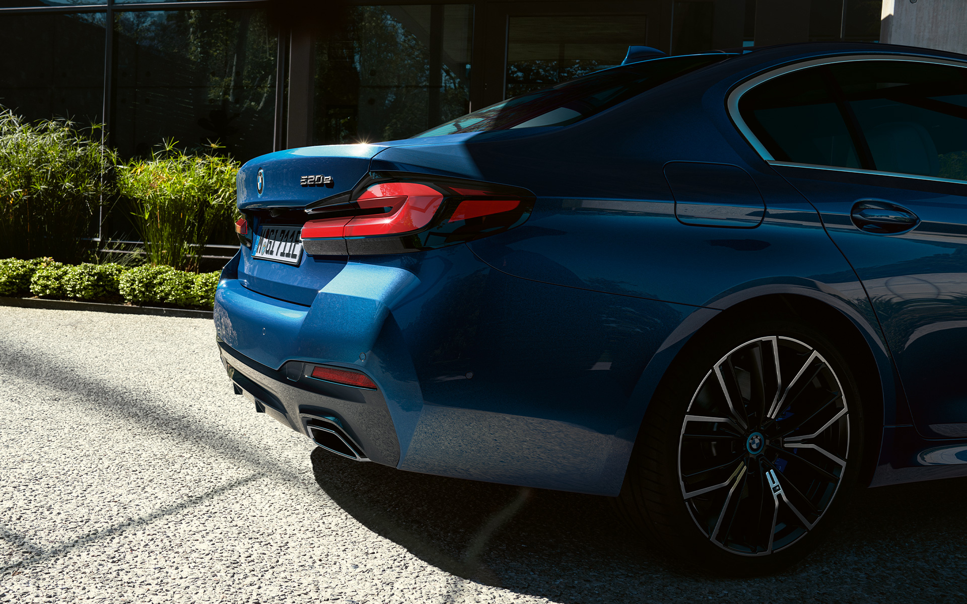 Fascione posteriore della BMW Serie 5 Berlina G30 Terminali di scarico a forma rettangolare/trapezoidale della BMW Serie 5 Berlina G30 Facelift 2020 Phytonic Blue, ripresa da vicino, posteriore