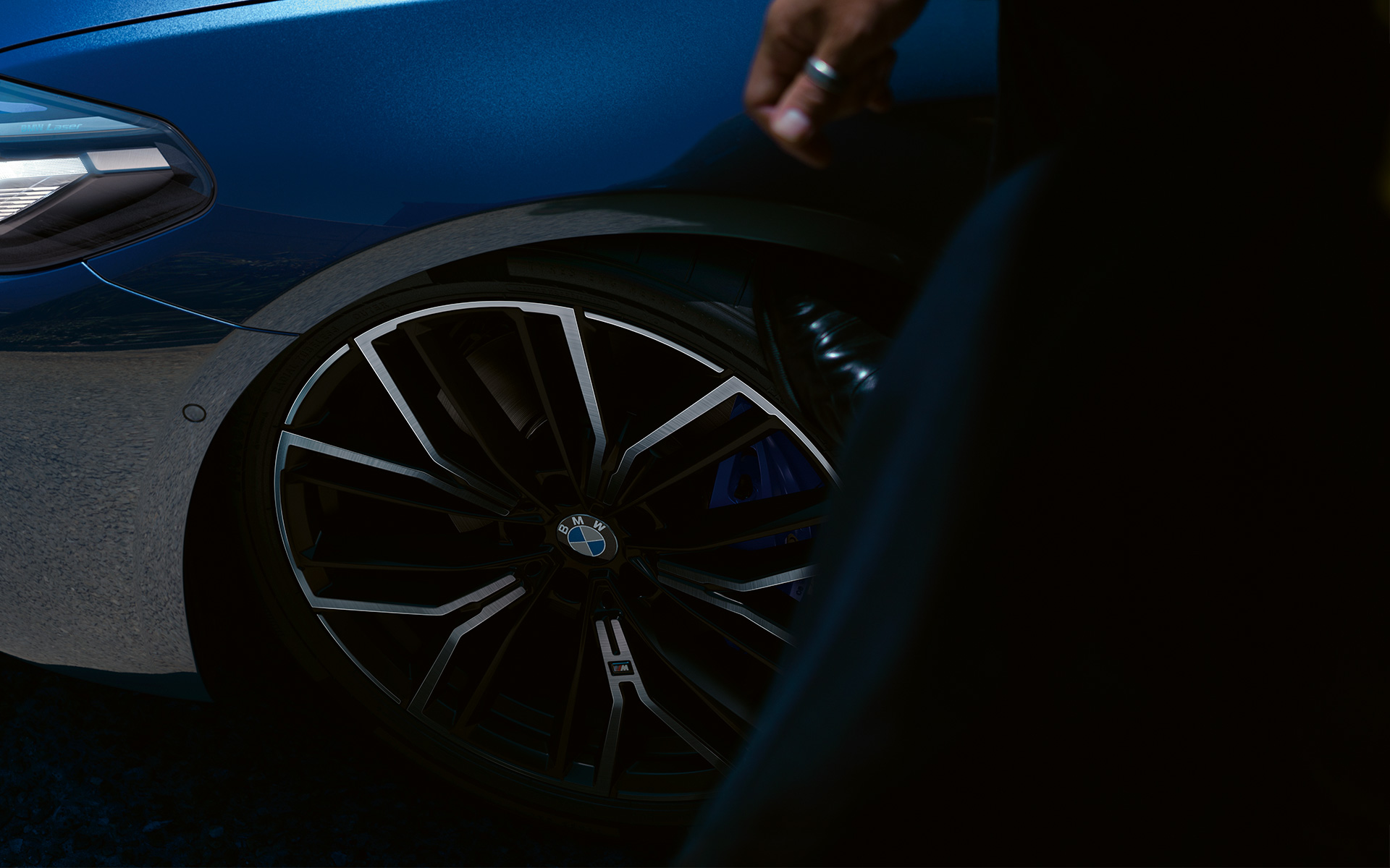 Cerchio in lega leggera M styling a Y nº 846 M della BMW Serie 5 Berlina G30 Cerchi in lega leggera M, styling a Y 846 M BMW Serie 5 Berlina G30 Facelift 2020 Phytonic Blue, primo piano