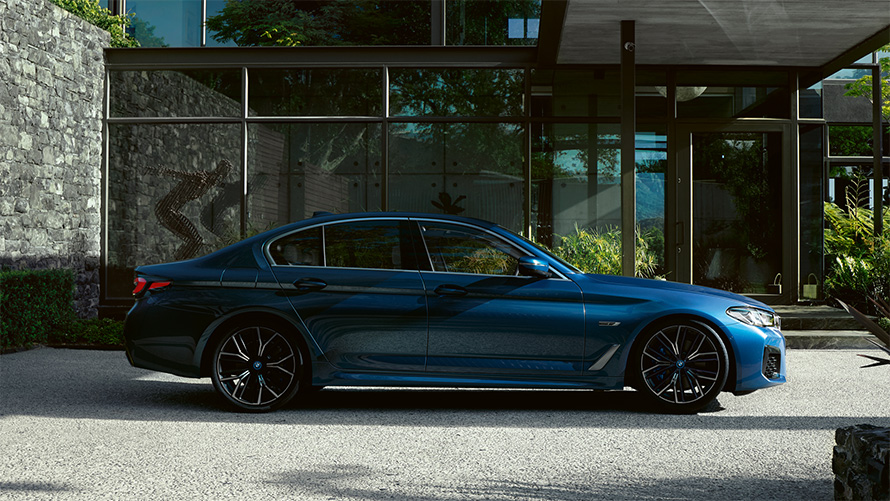 Esterni della BMW Serie 5 Berlina G30 BMW Serie 5 Berlina G30 Facelift 2020 Phytonic Blue vista laterale, parcheggiata