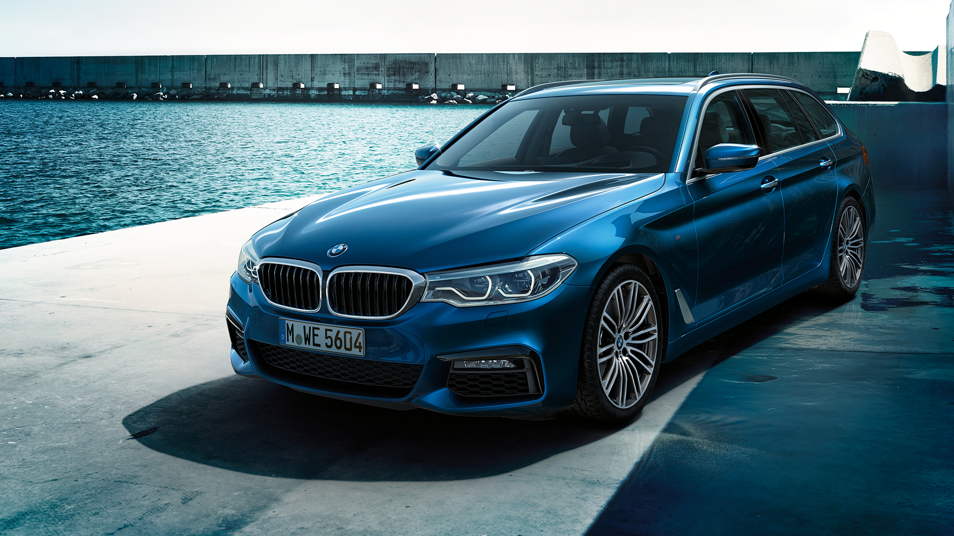 Design della BMW Serie 5 Touring BMW Serie 5 Touring 530d xDrive Touring G31 Mediterranean Blue metallizzato vista anteriore a tre quarti