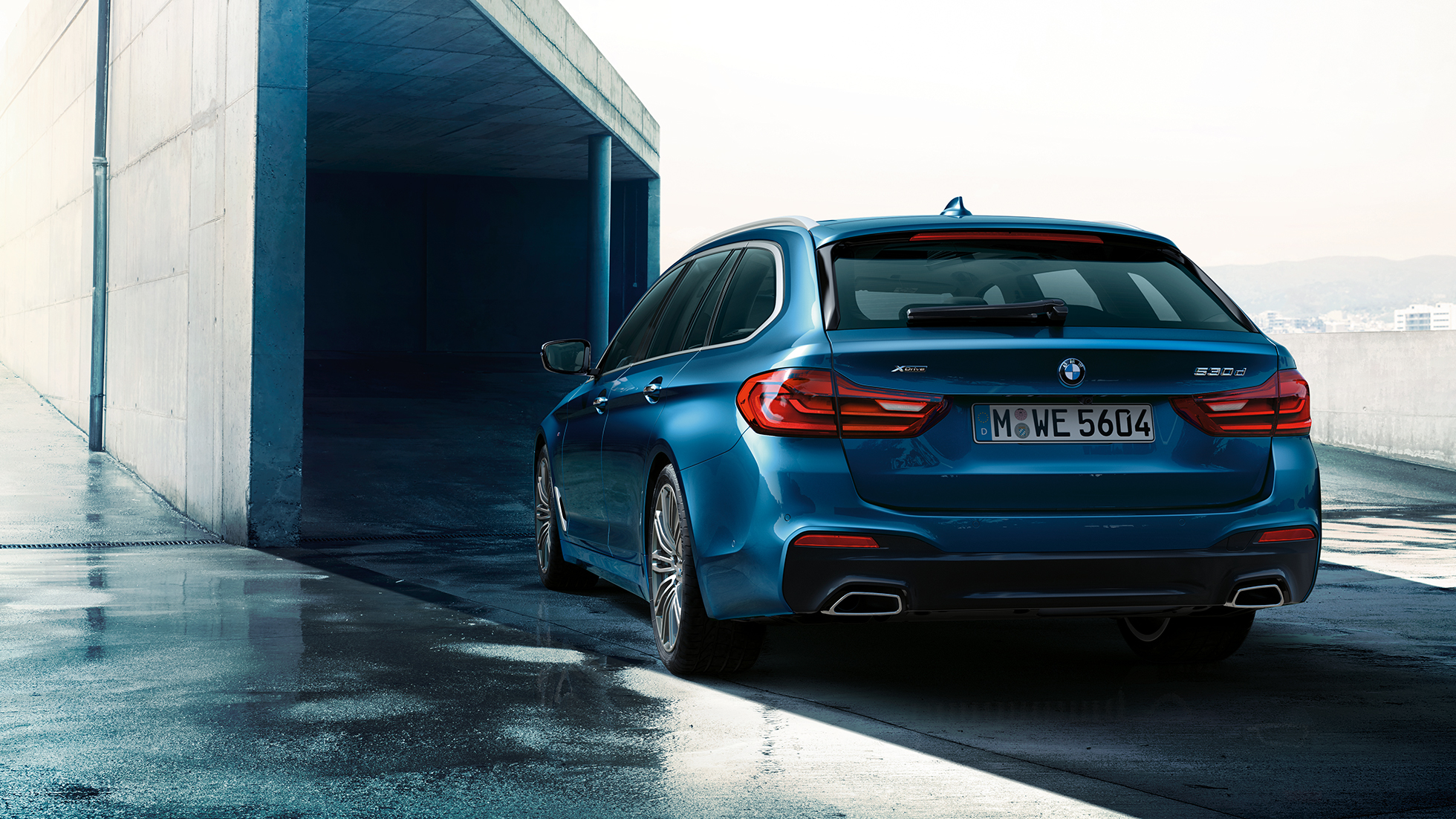 Posteriore della BMW Serie 5 Touring BMW Serie 5 Touring 530d xDrive Touring G31 Mediterranean Blue metallizzato vista posteriore a tre quarti