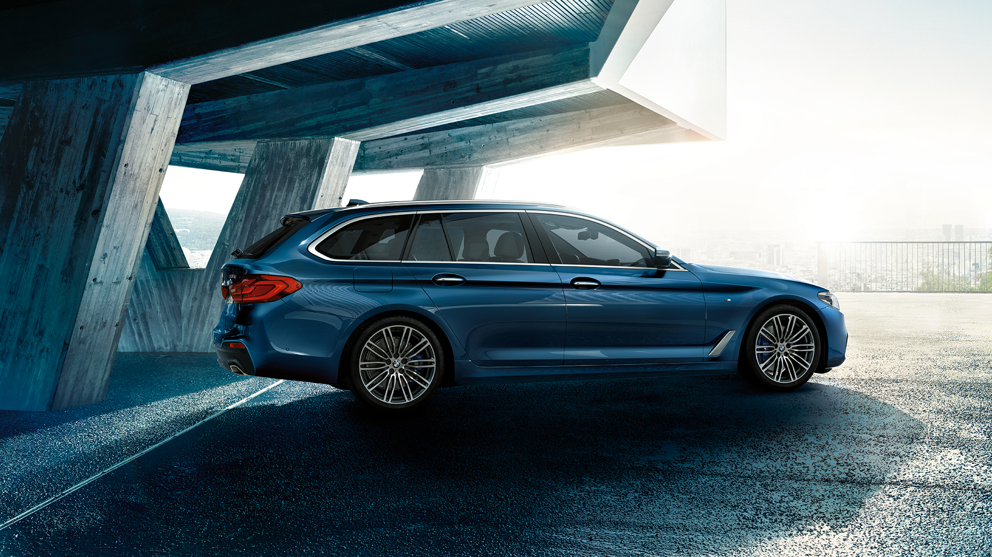 Vista laterale design della BMW Serie 5 Touring BMW Serie 5 Touring 530d xDrive Touring G31 Mediterranean Blue metallizzato vista laterale a tre quarti