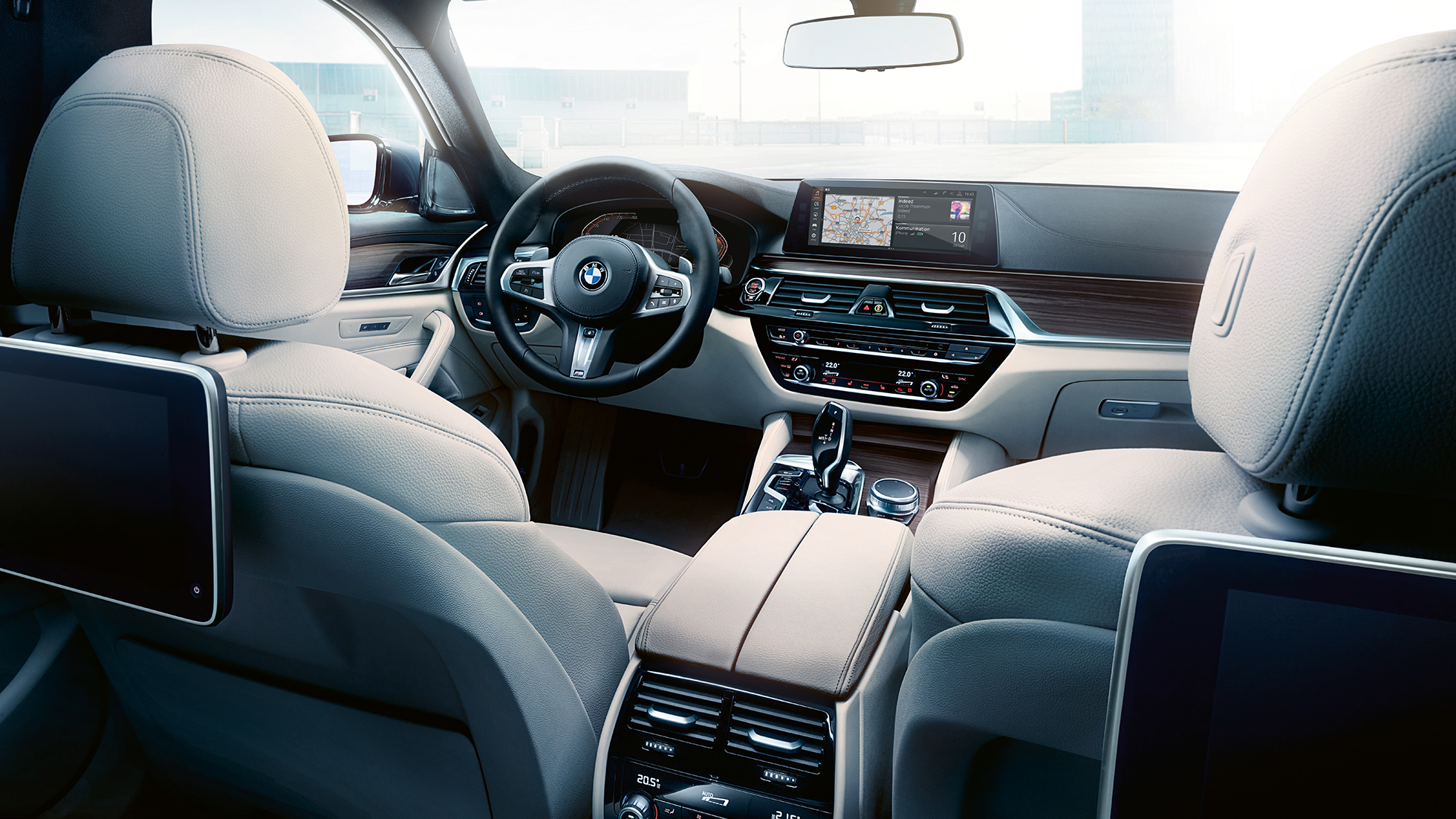 Cockpit della BMW Serie 5 Touring Cockpit della BMW Serie 5 Touring 530d xDrive Touring G31 Mediterranean Blue metallizzato