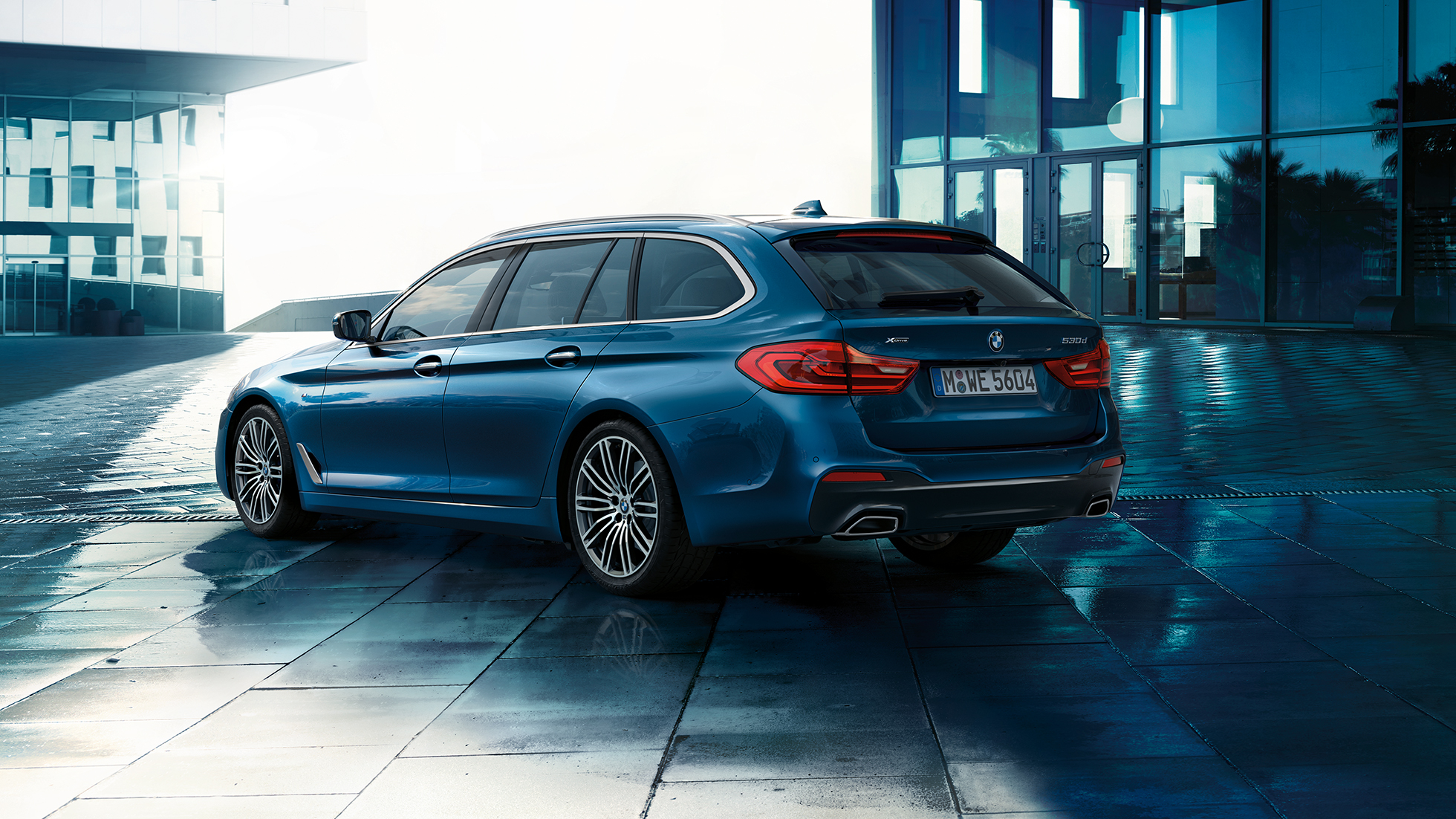 Design degli esterni della BMW Serie 5 Touring Caratteristiche salienti degli esterni della BMW Serie 5 Touring 530d xDrive Touring G31 Mediterranean Blue metallizzato vista posteriore a tre quarti