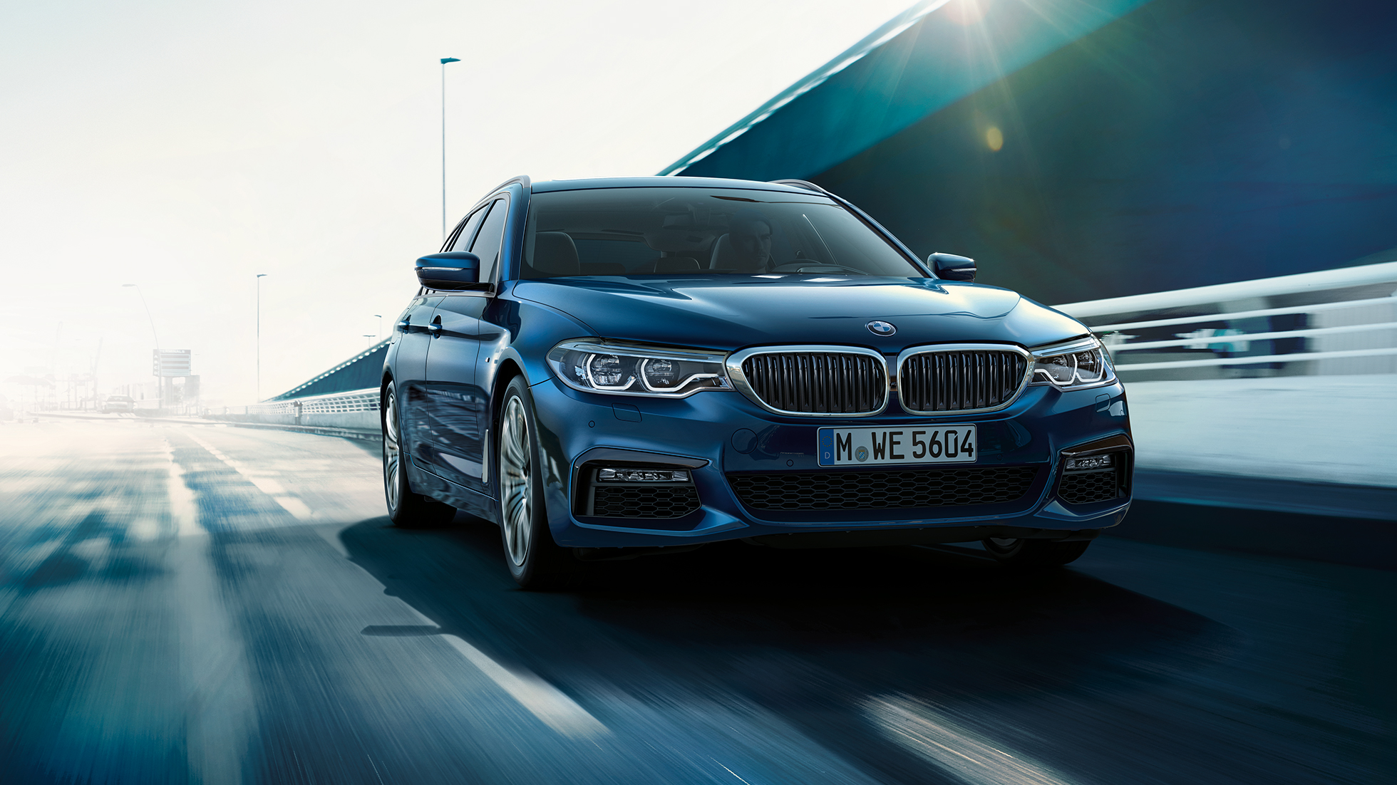 Dinamica di guida della BMW Serie 5 Touring Dinamica di guida della BMW Serie 5 Touring 530d xDrive Touring G31 Mediterranean Blue metallizzato vista anteriore a tre quarti