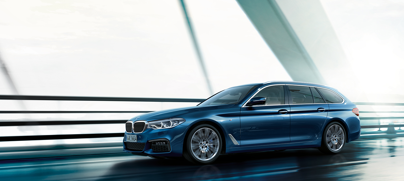 BMW Serie 5 Touring VERSIONI EQUIPAGGIAMENTI Versioni Equipaggiamenti BMW Serie 5 Touring 530d xDrive Touring G31 Mediterranean Blue metallizzato vista laterale