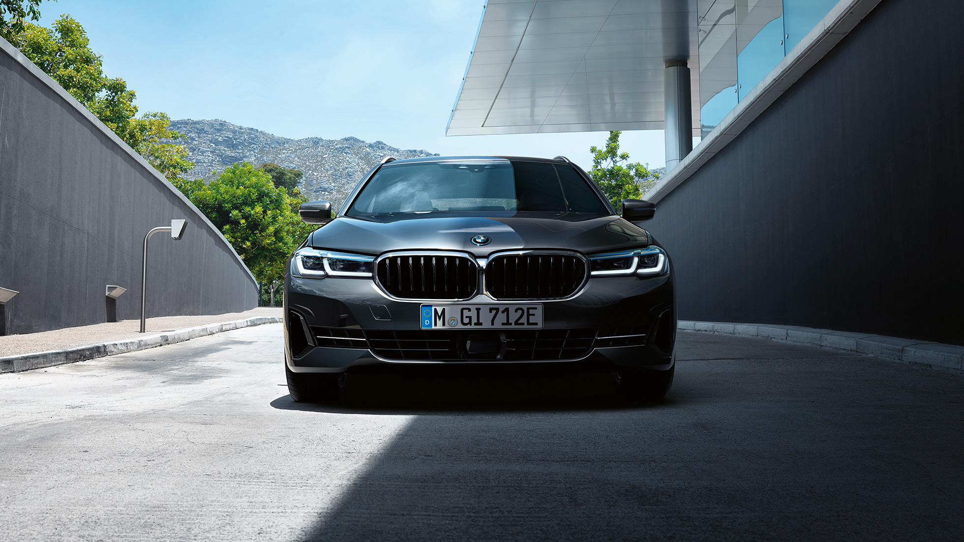 Calandra a doppio rene e grembialatura anteriore BMW della BMW Serie 5 Touring G31 Calandra a doppio rene e grembialatura anteriore BMW della BMW Serie 5 Touring G31 Facelift 2020, primo piano, frontale