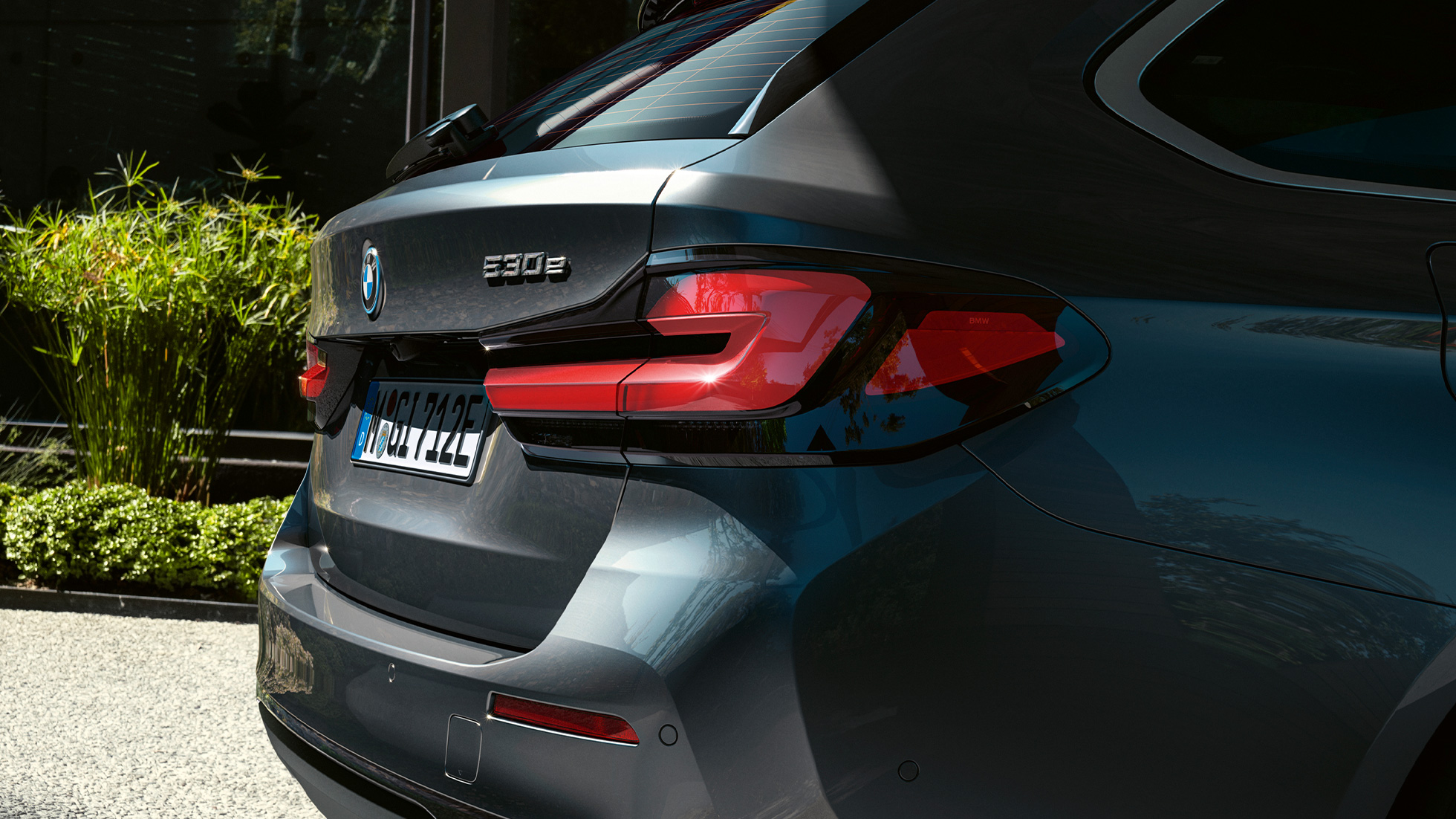 Gruppi ottici posteriori in 3D della BMW Serie 5 Touring G31 Gruppi ottici posteriori in 3D della BMW Serie 5 Touring G31 Facelift 2020 Sophisto Grey, primo piano, posteriore
