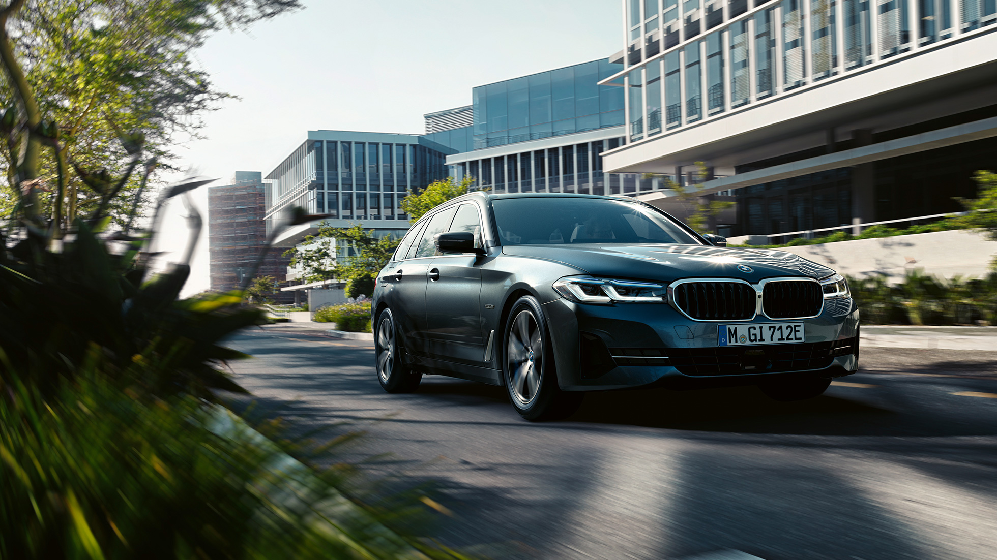 BMW Serie 5 Touring G31, esterni BMW Serie 5 Touring G31 Facelift 2020 Sophisto Grey, vista anteriore a tre quarti, in movimento in città