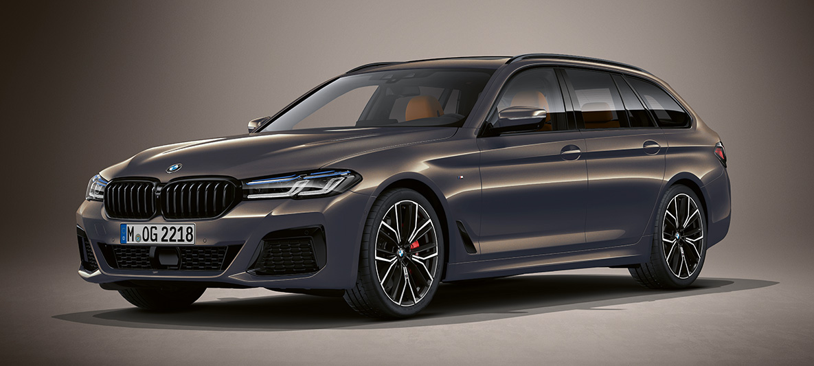Vernice Individual della BMW Serie 5 Touring G31 BMW Serie 5 Touring Individual G31 Facelift 2020 vista anteriore a tre quarti, ferma