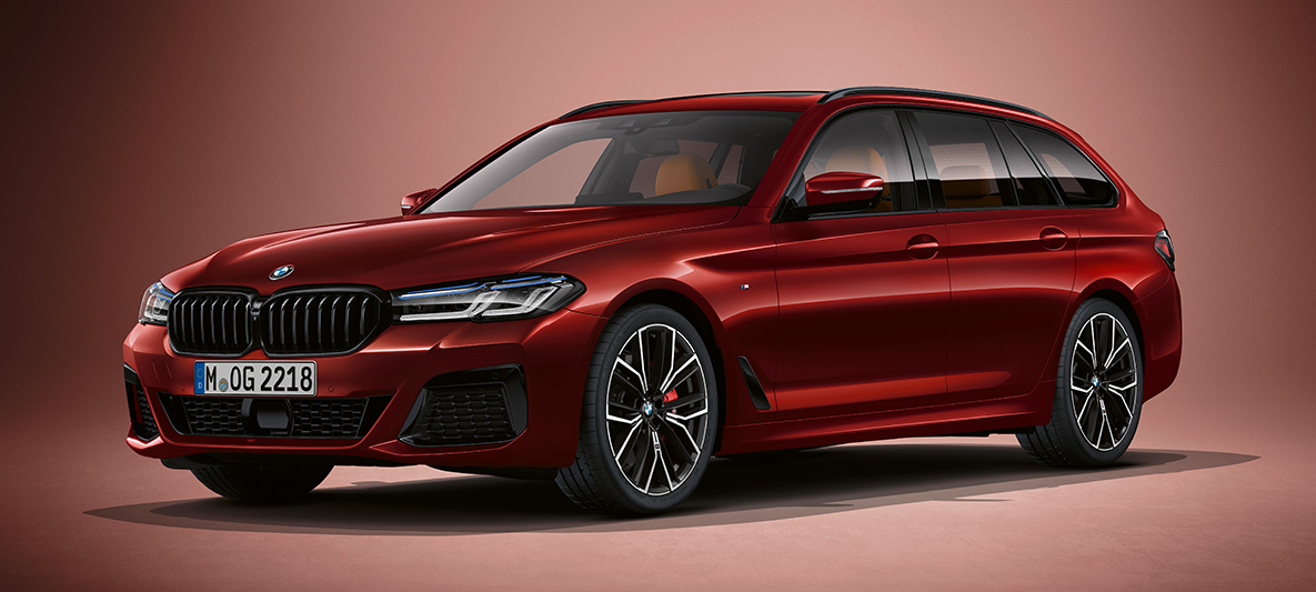 Vernice Individual della BMW Serie 5 Touring G31 BMW Serie 5 Touring Individual G31 Facelift 2020 vista anteriore a tre quarti, ferma